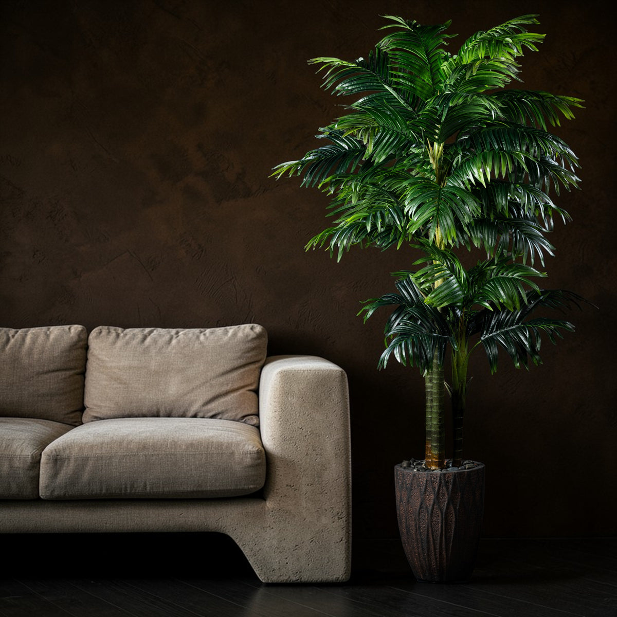 Palmier artificiel Areca Catechu 250 cm en mise en scène salon — décoration intérieure réaliste