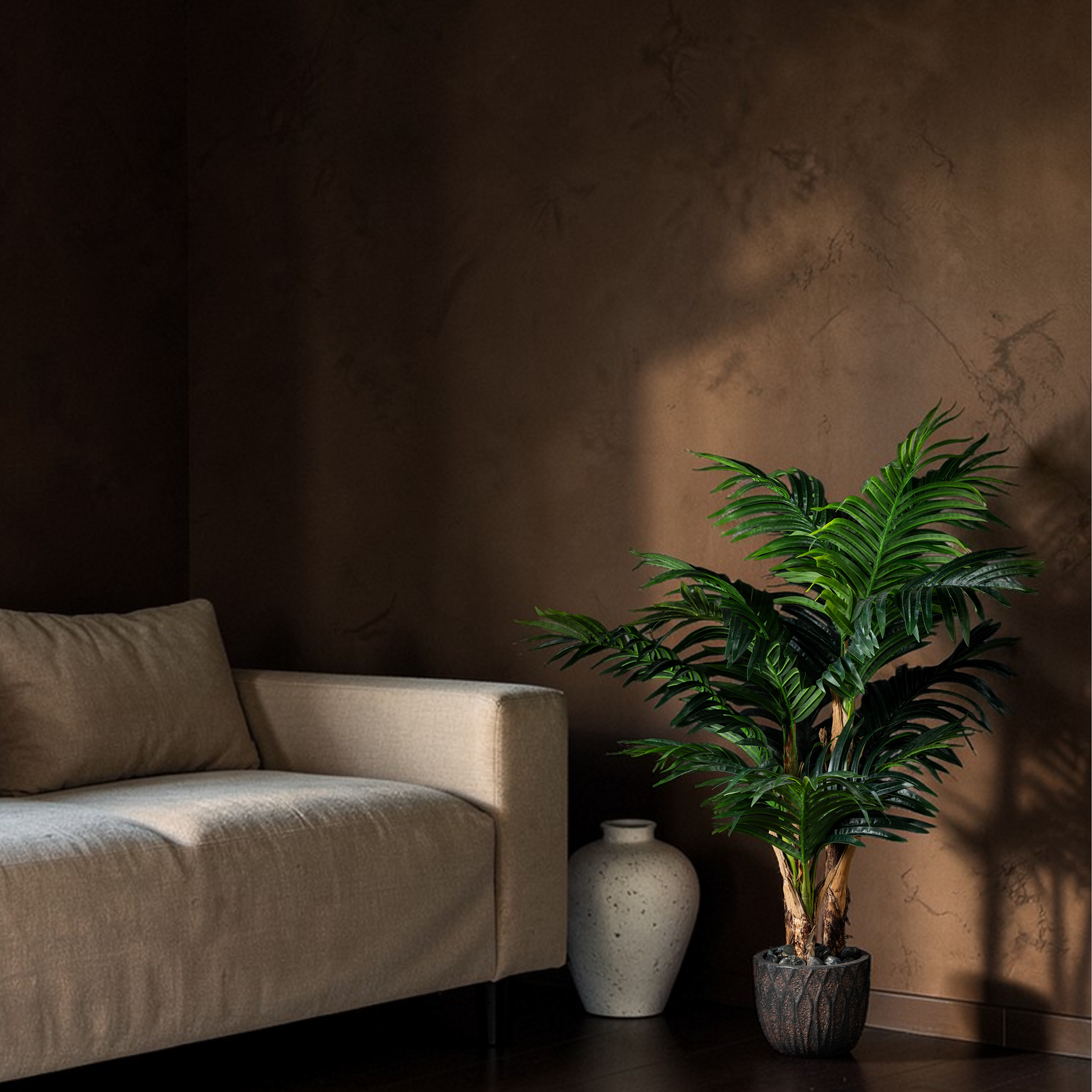Palmier artificiel Areca Concinna 140 cm en mise en scène salon — décoration intérieure réaliste