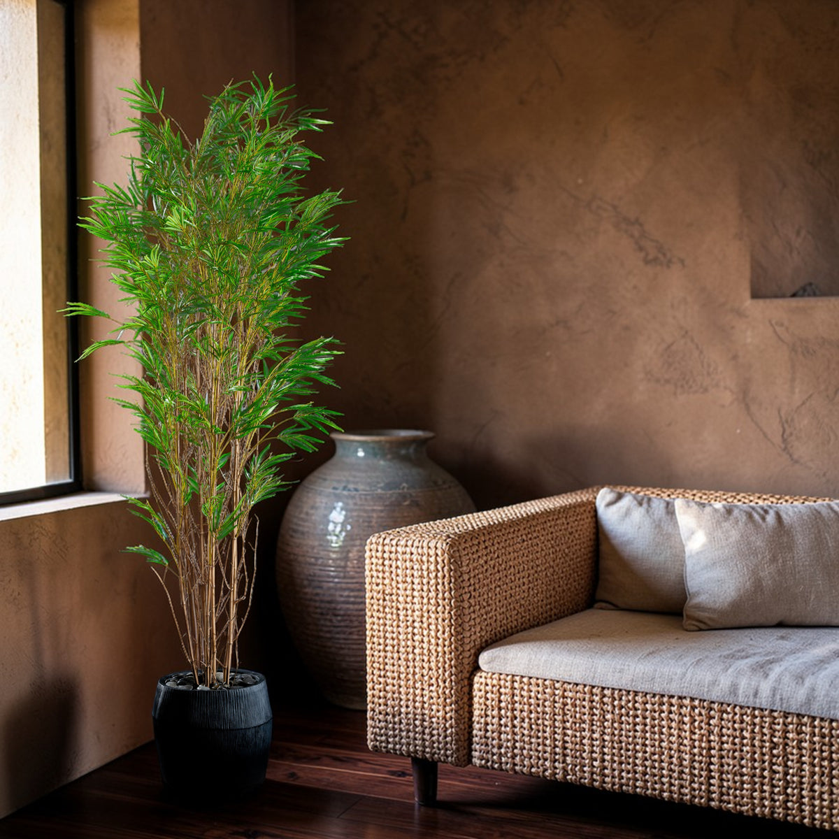 Bambou artificiel multi troncs 210 cm en mise en scène salon — décoration intérieure réaliste