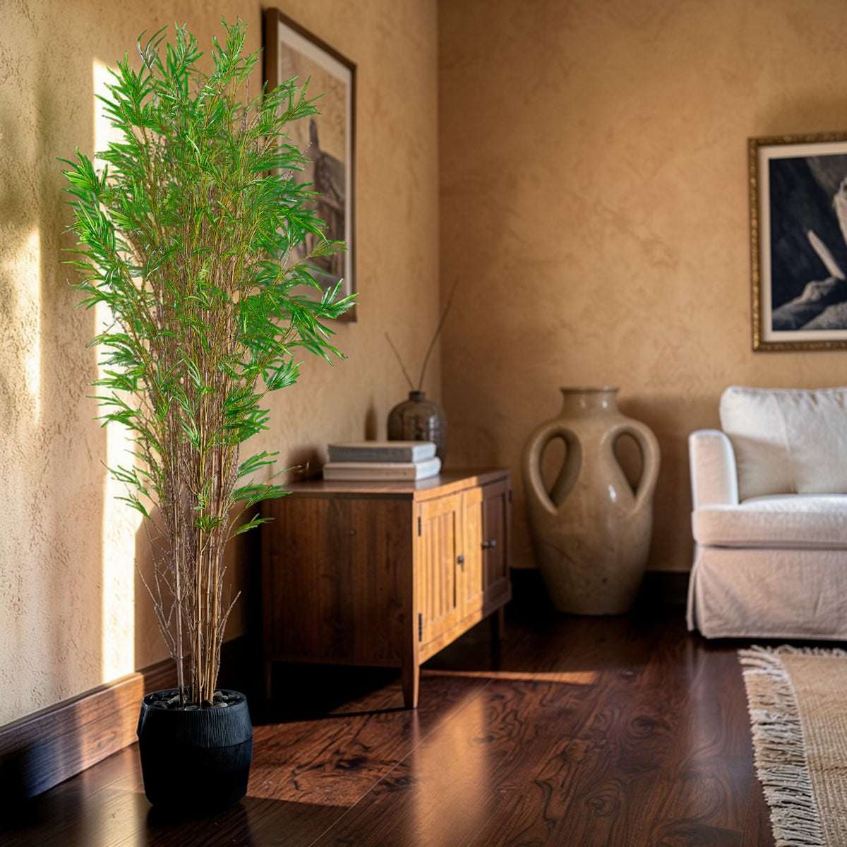 Bambou artificiel multi troncs 240 cm en mise en scène salon — décoration intérieure réaliste