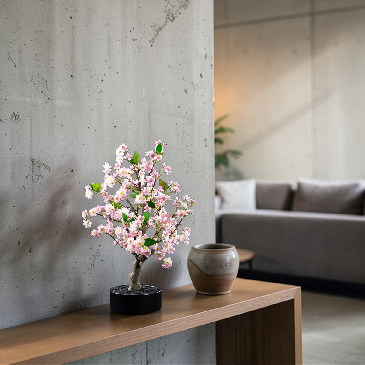Bonsaï artificiel Cerisier 66 cm en mise en scène salon — décoration intérieure réaliste
