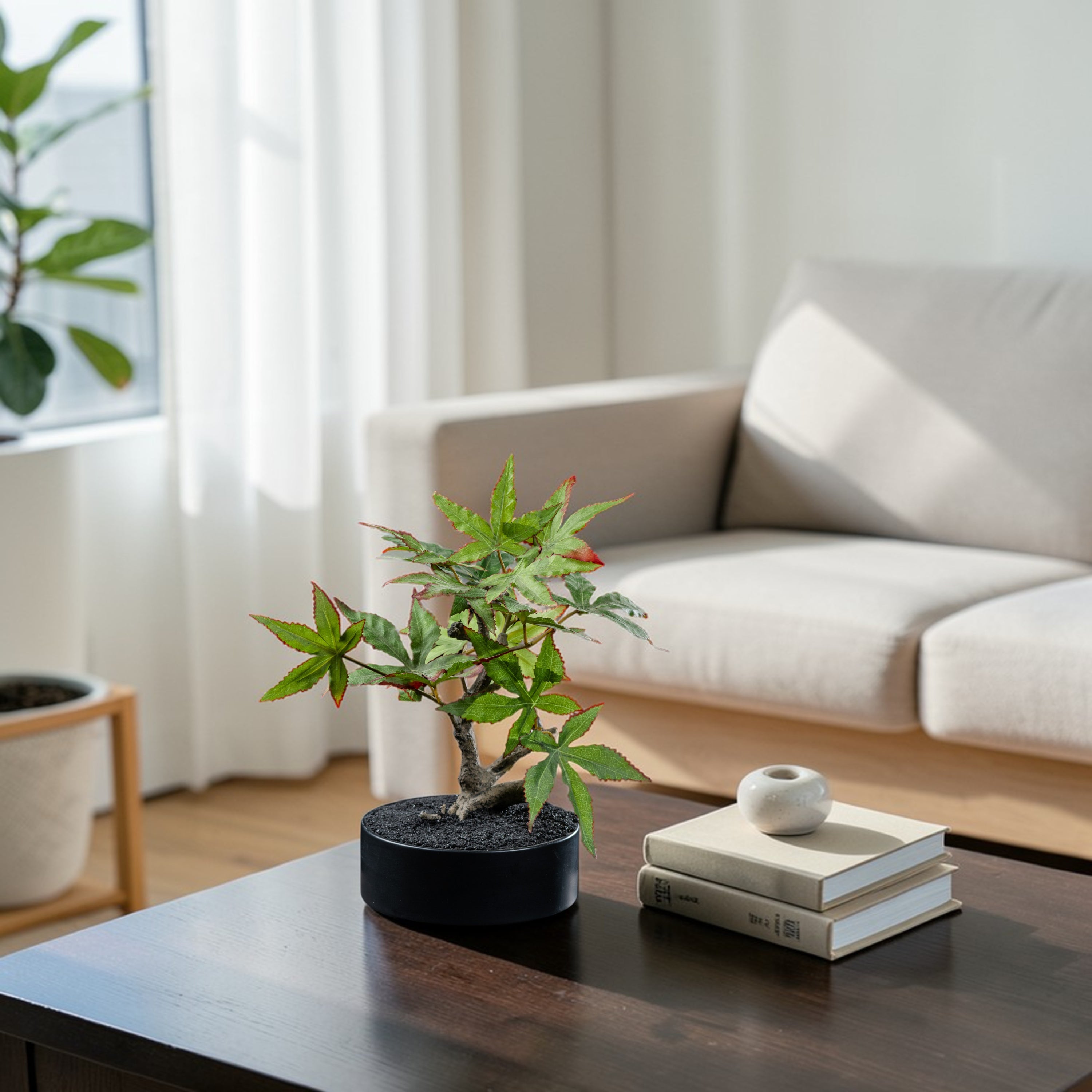 Bonsaï artificiel Erable 30 cm en mise en scène salon — décoration intérieure réaliste