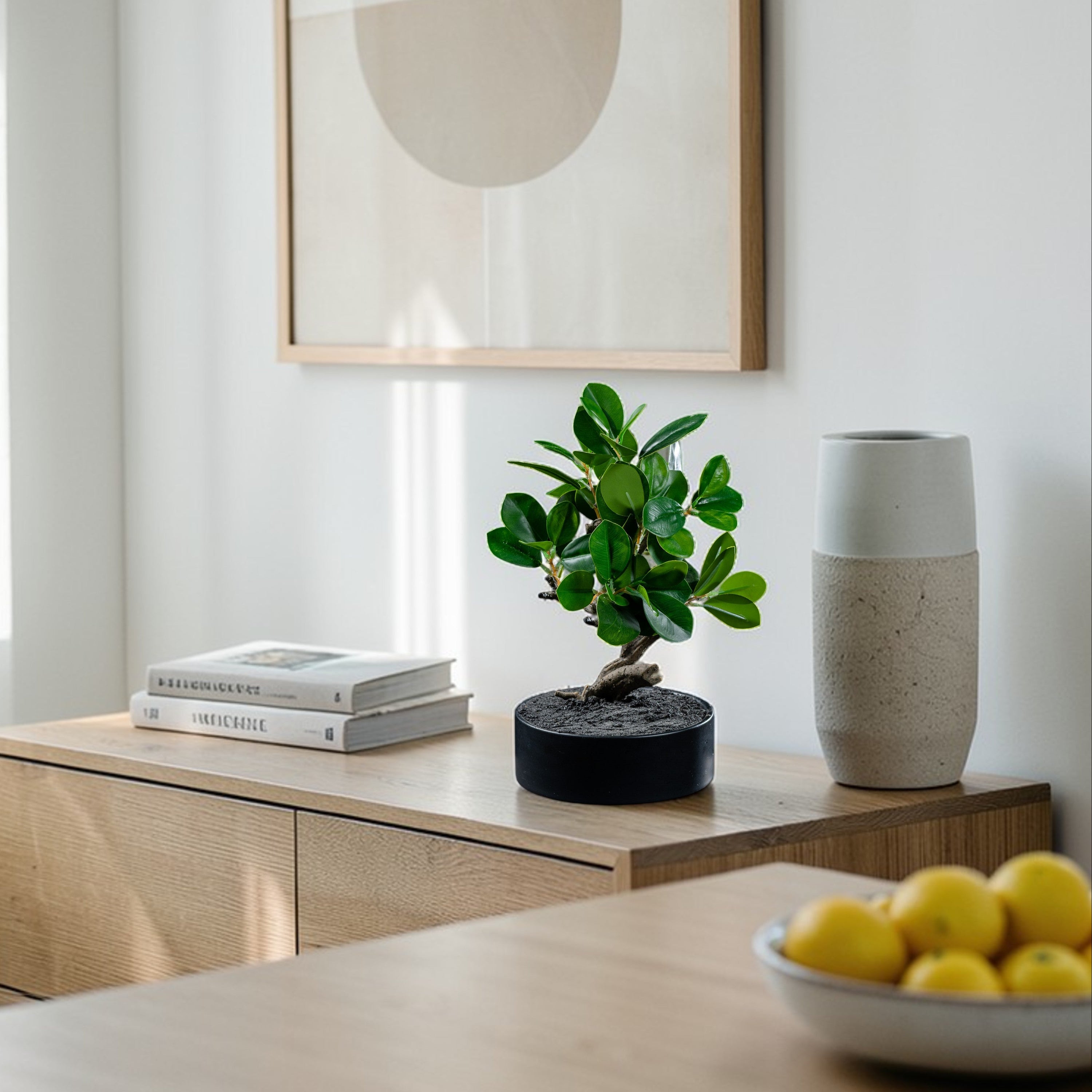 Bonsaï artificiel Ficus 30 cm en mise en scène salon — décoration intérieure réaliste
