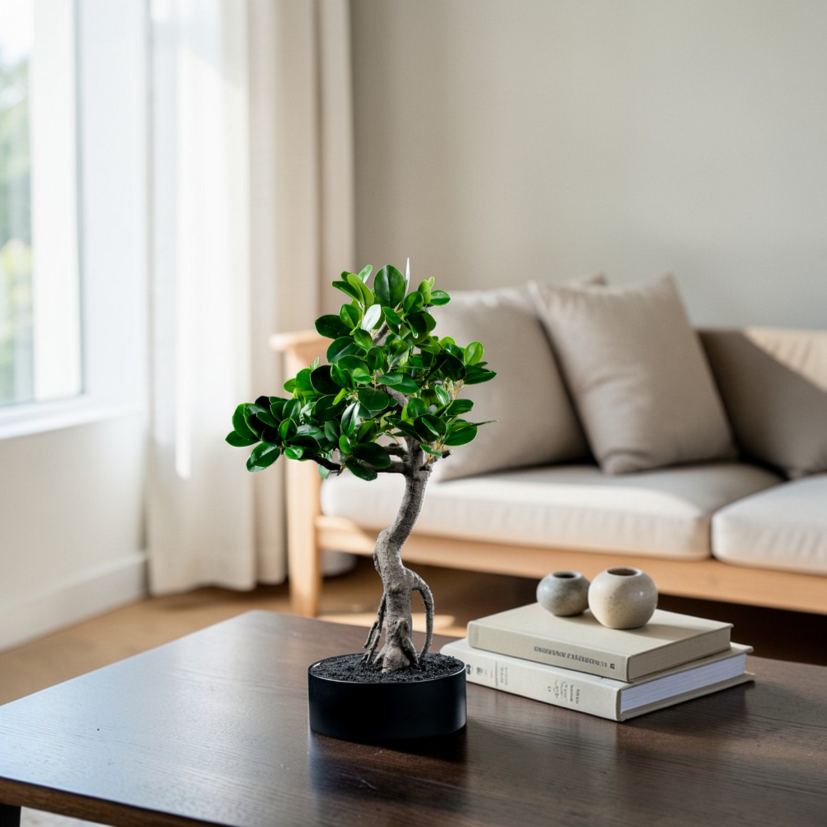 Bonsaï artificiel Japonais Ficus 60 cm en mise en scène salon — décoration intérieure réaliste