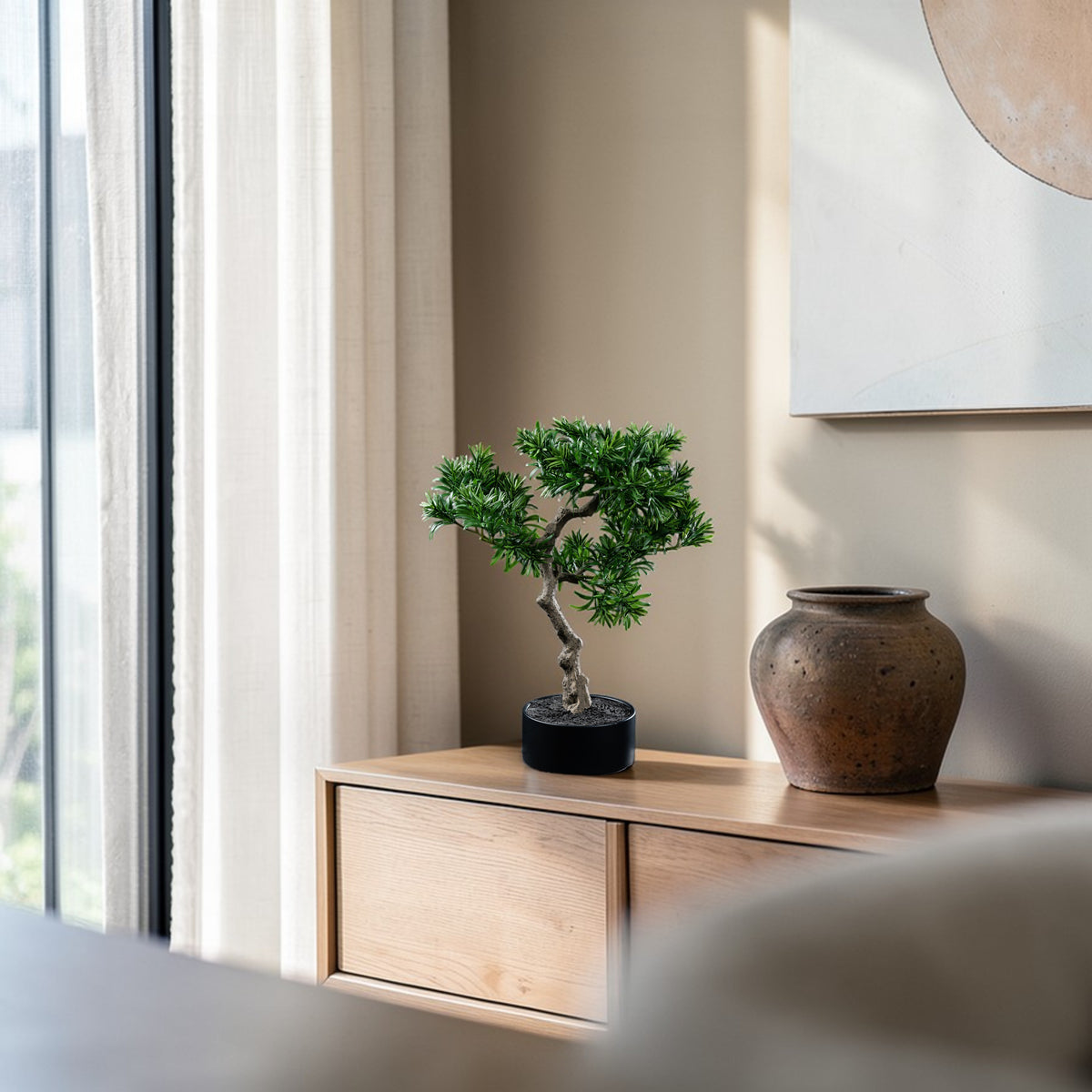 Bonsaï artificiel Podocarpus 50 cm en mise en scène salon — décoration intérieure réaliste