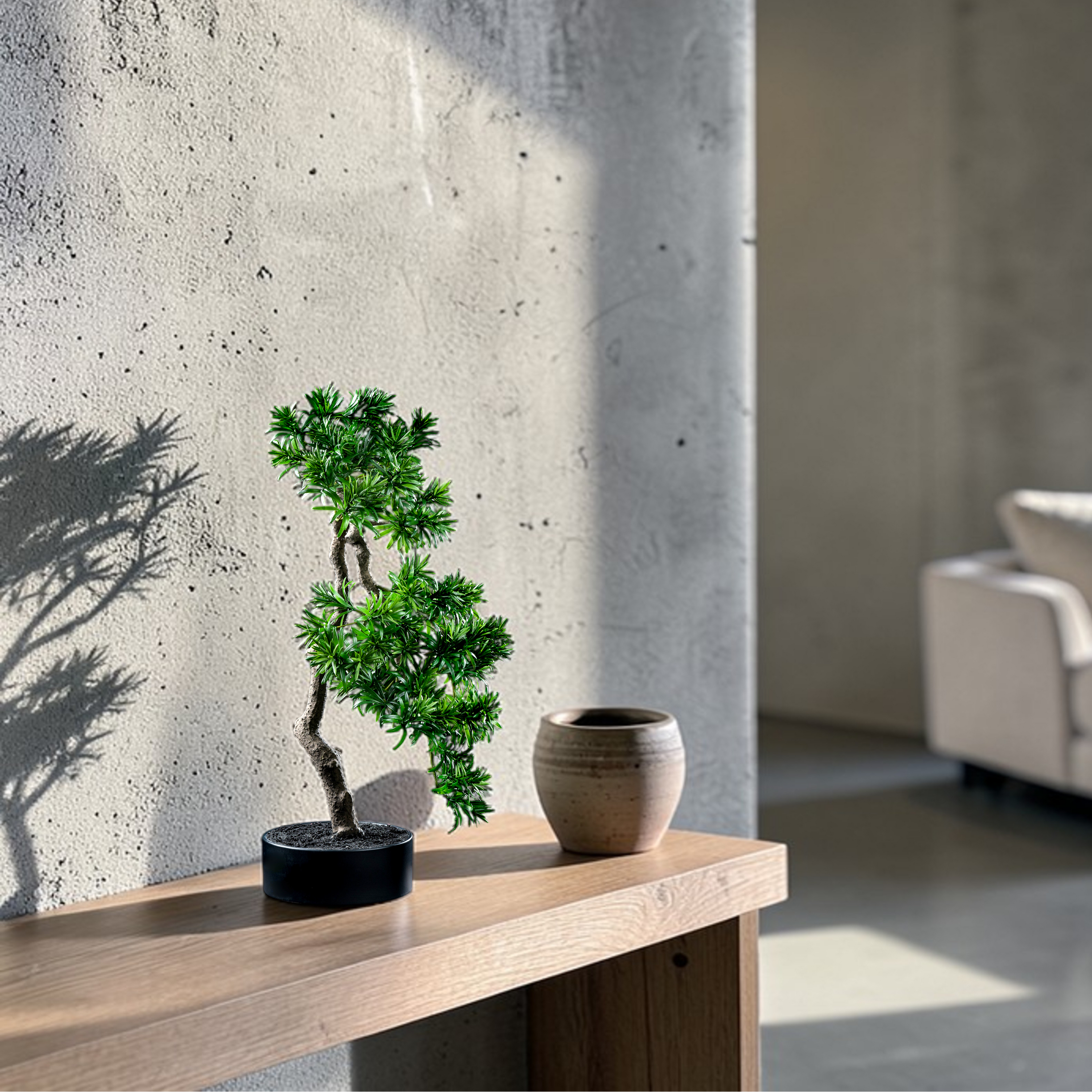 Bonsaï artificiel Podocarpus 66 cm en mise en scène salon — décoration intérieure réaliste