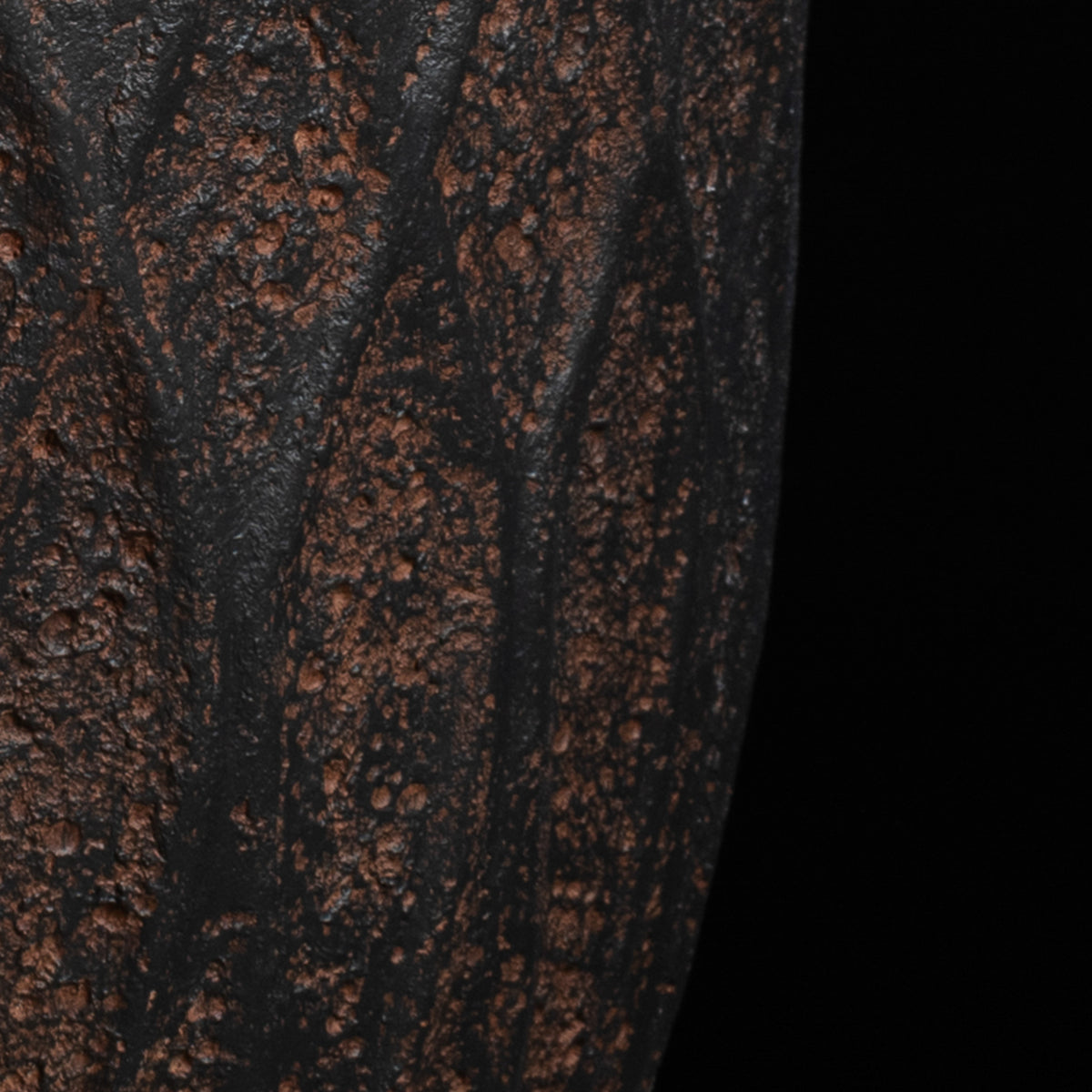Cache-pot décoratif Haut Antique 38.5 cm — détail feuillage réaliste, design contemporain