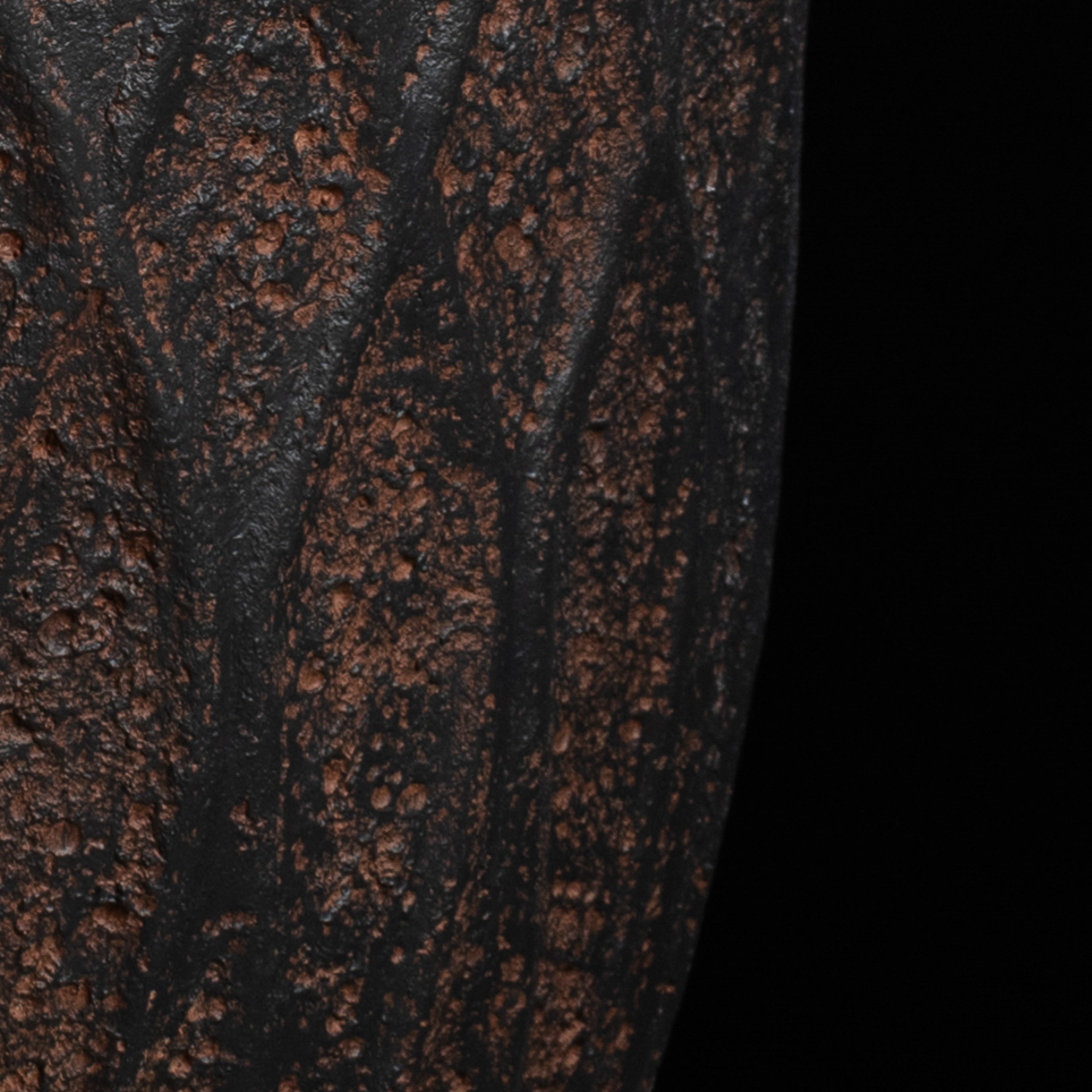 Cache-pot décoratif Haut Antique 38.5 cm — détail feuillage réaliste, design contemporain