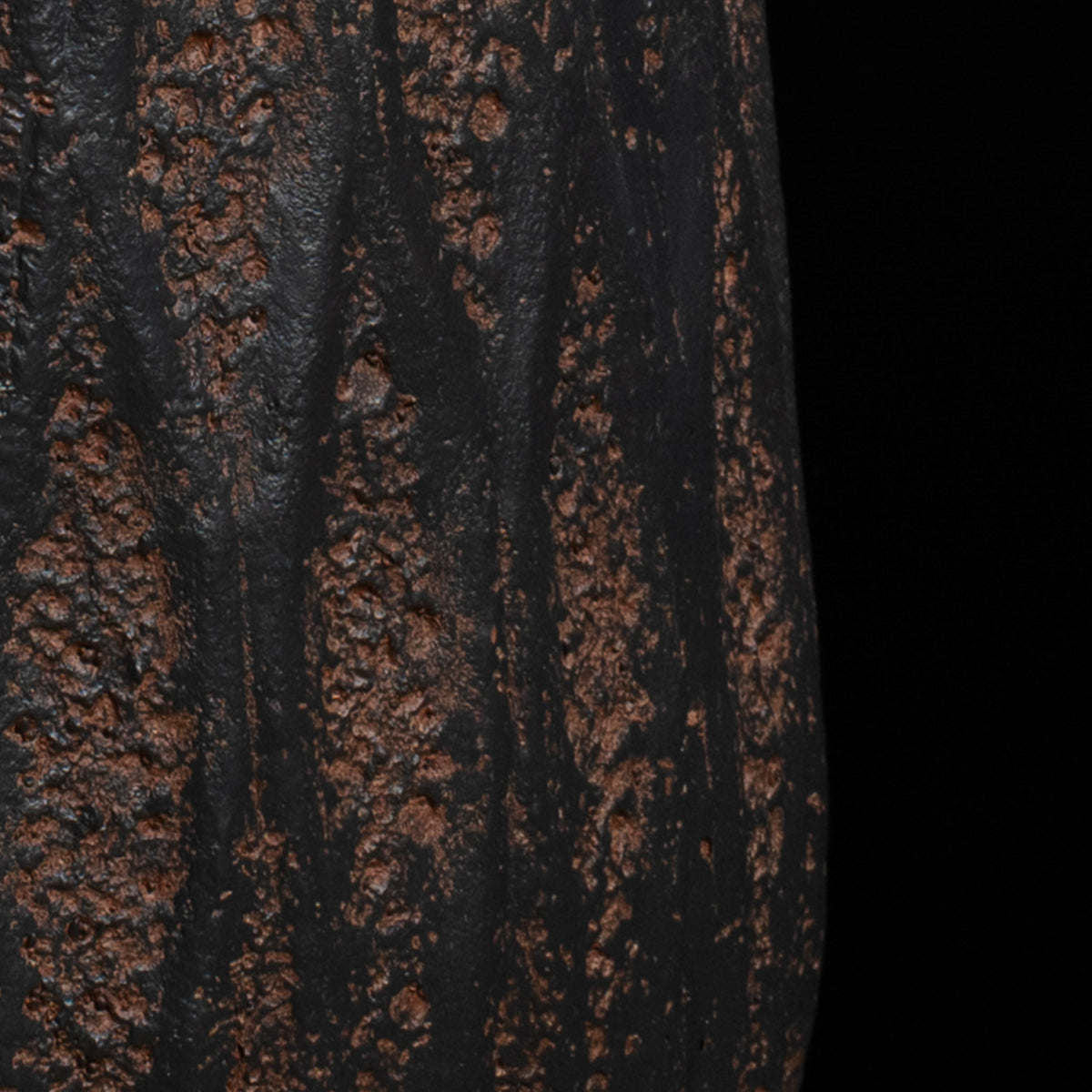 Cache-pot décoratif Haut Antique 28 cm — détail feuillage réaliste, design contemporain
