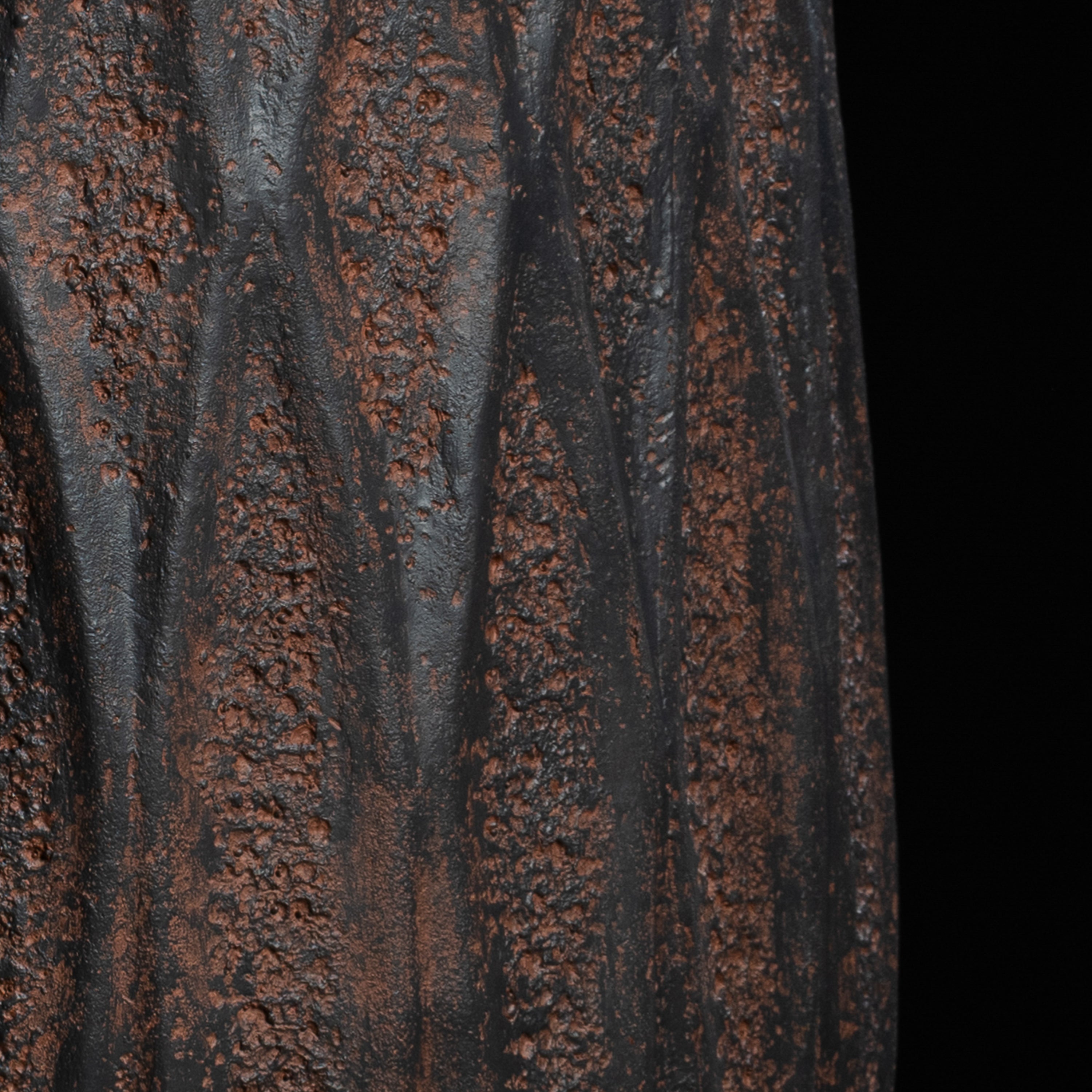 Cache-pot décoratif Haut Antique 60.5 cm — détail feuillage réaliste, design contemporain