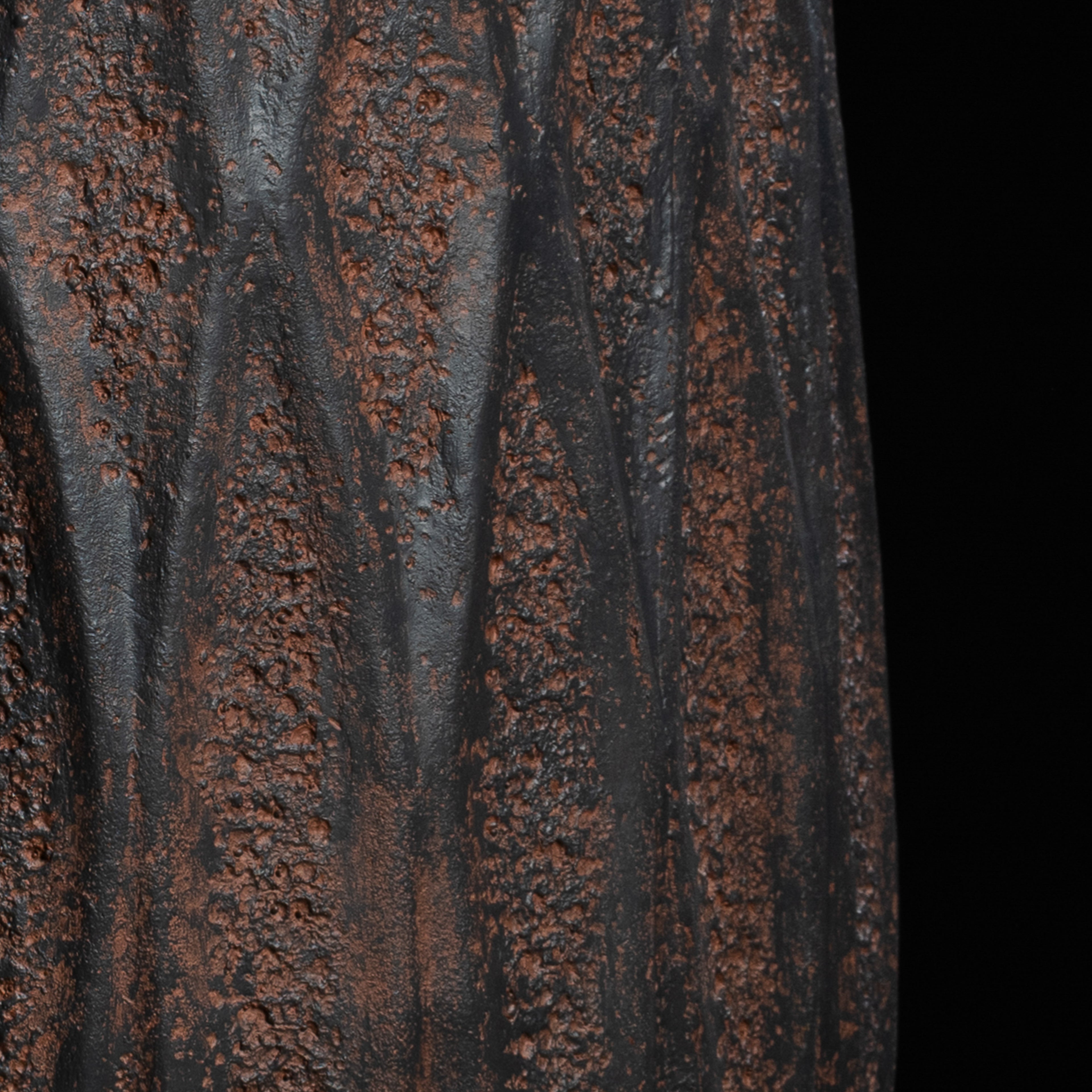 Cache-pot décoratif Haut Antique 60.5 cm — détail feuillage réaliste, design contemporain