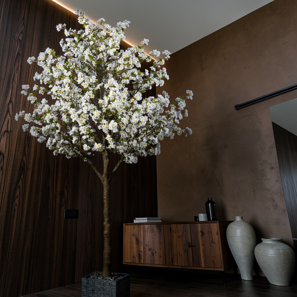 Cerisier du Japon en mise en scène salon — cerisier du Japon artificiel idéal pour décoration intérieure moderne