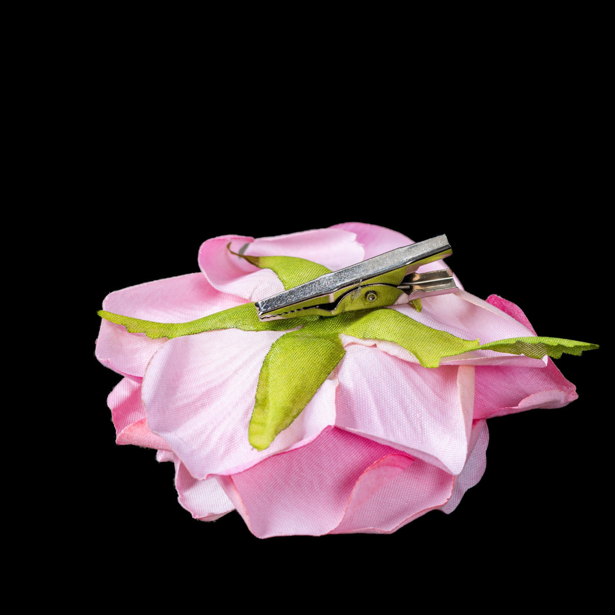 Clip de rose artificielle en velours rose 5 cm, vue du dessous avec la pince métallique