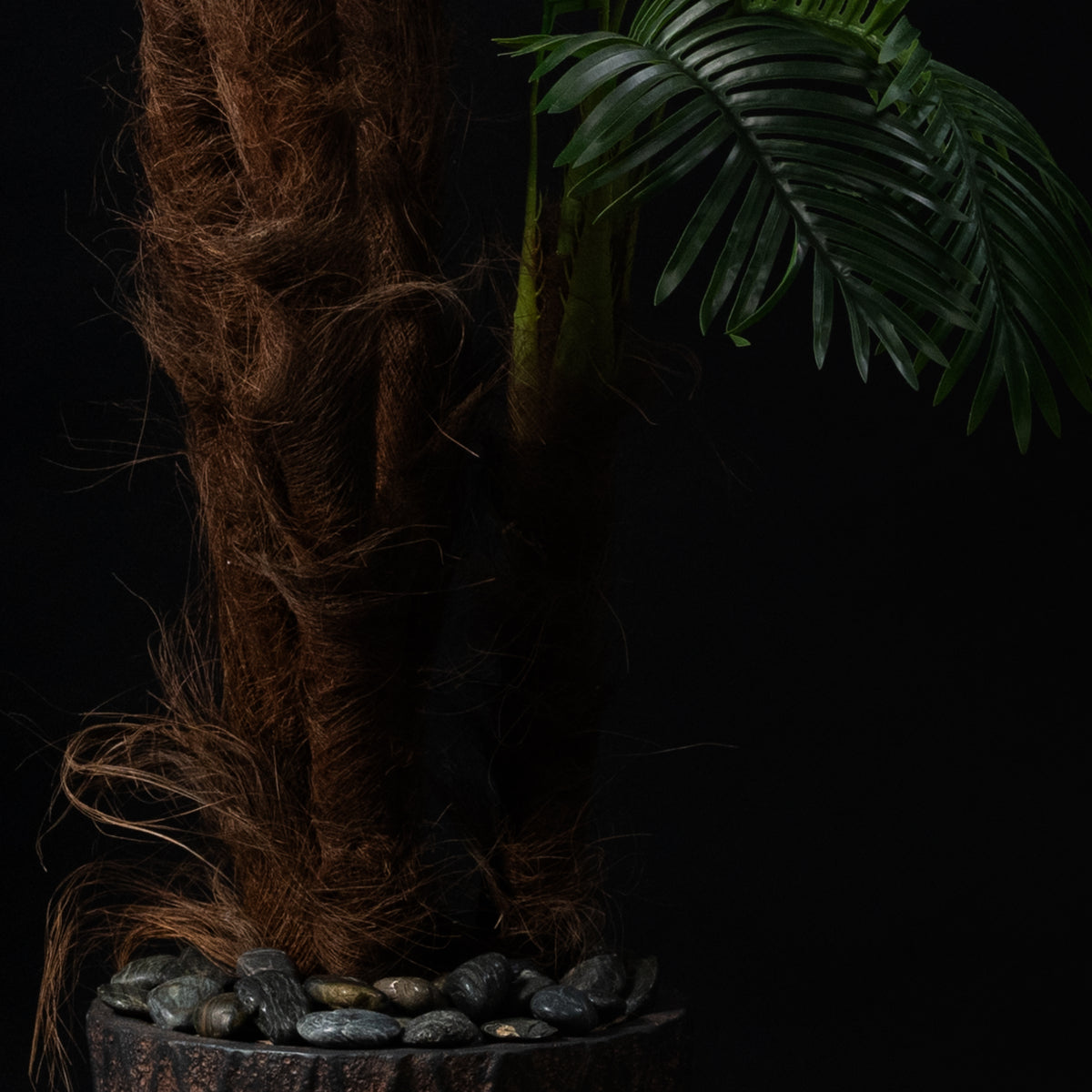 Palmier artificiel Coco 4 troncs 240 cm — détail feuillage réaliste, sans entretien
