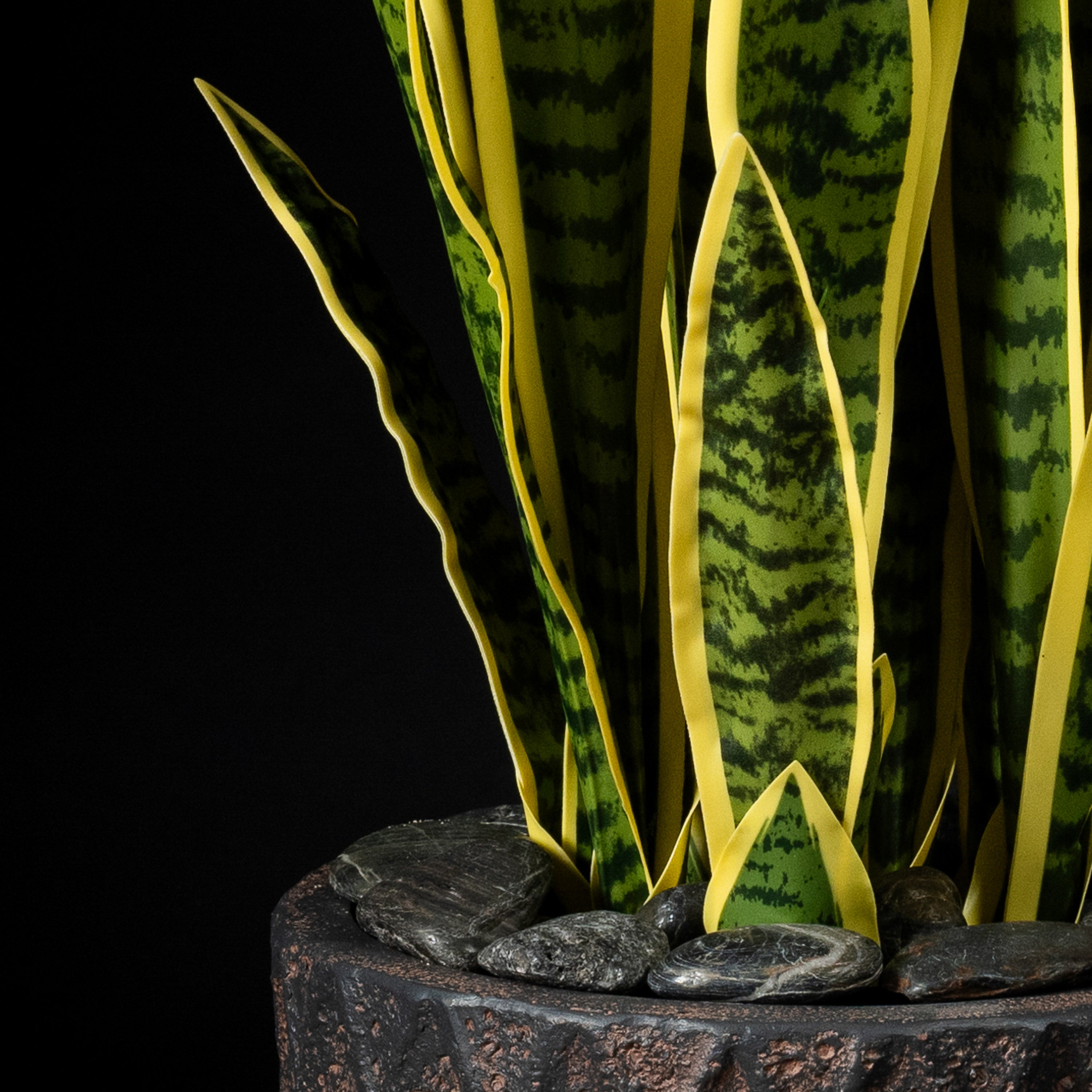 Plante artificielle Sanseveria 86 cm — détail feuillage réaliste, sans entretien