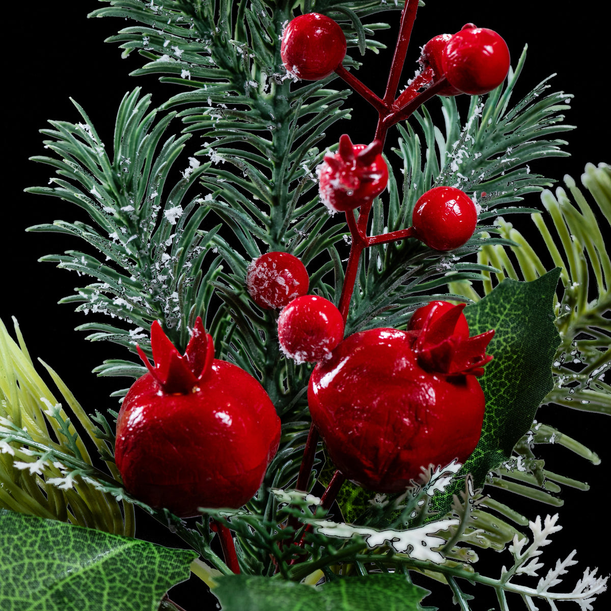Branche de sapin artificielle givrée 70 cm, gros plan sur les baies et les grenades rouges