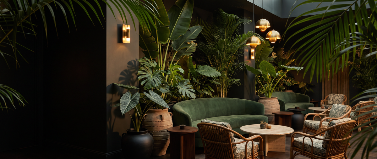 Salon d'hôtel façon jungle avec bananiers, monstera, palmiers areca et alocasia artificiels