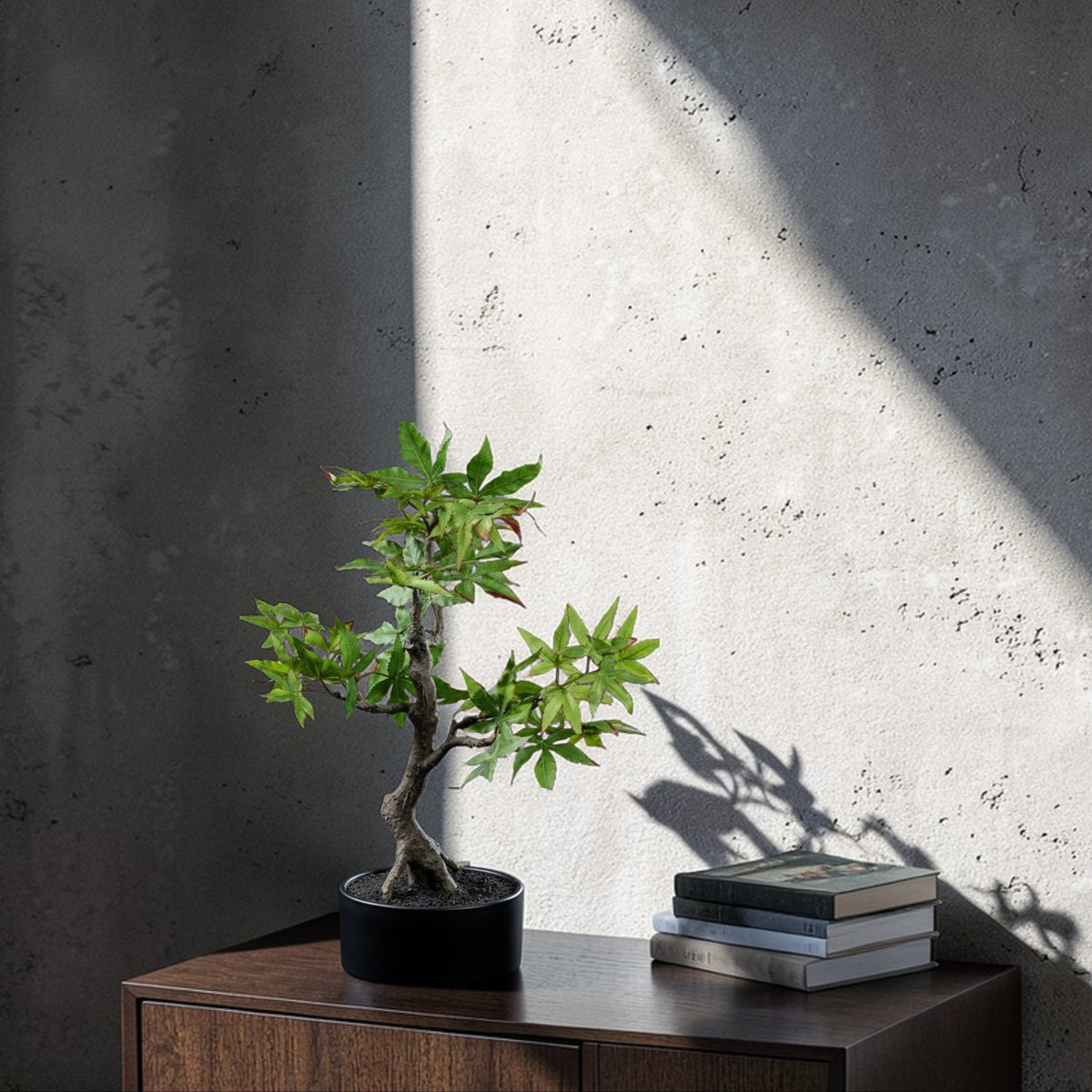 Bonsaï artificiel Erable 50 cm en mise en scène salon — décoration intérieure réaliste
