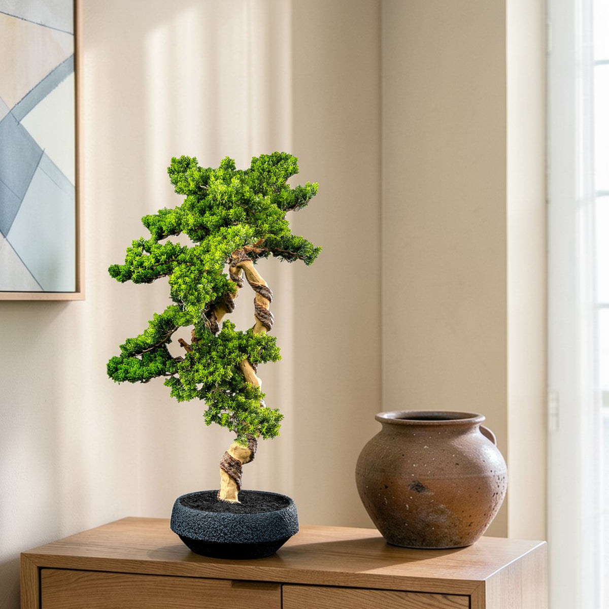 Bonsaï artificiel Thuya 90 cm en mise en scène salon — décoration intérieure réaliste