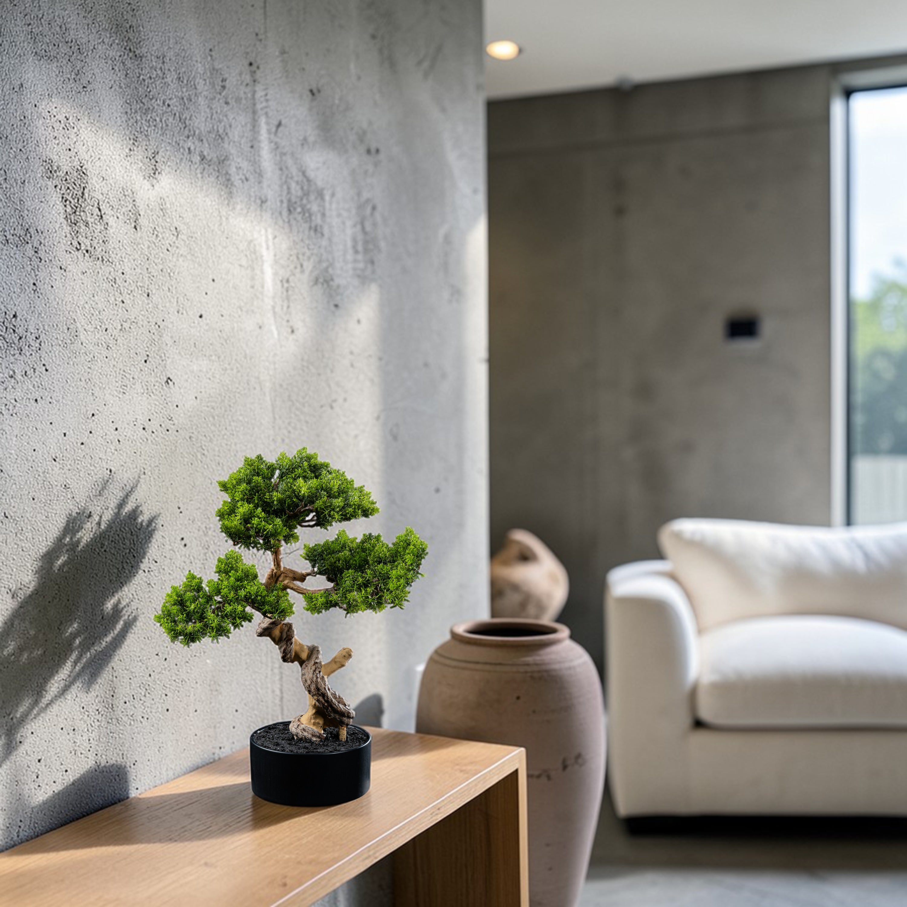Bonsaï artificiel Thuya 50 cm en mise en scène salon — décoration intérieure réaliste