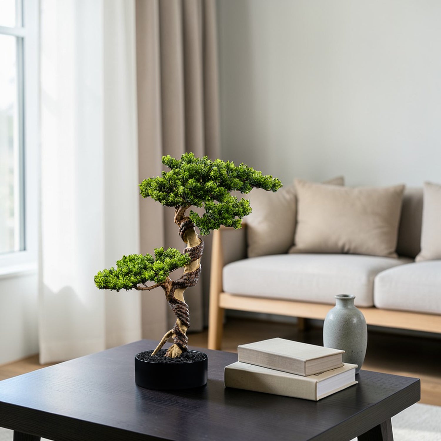 Bonsaï artificiel Thuya 70 cm en mise en scène salon — décoration intérieure réaliste