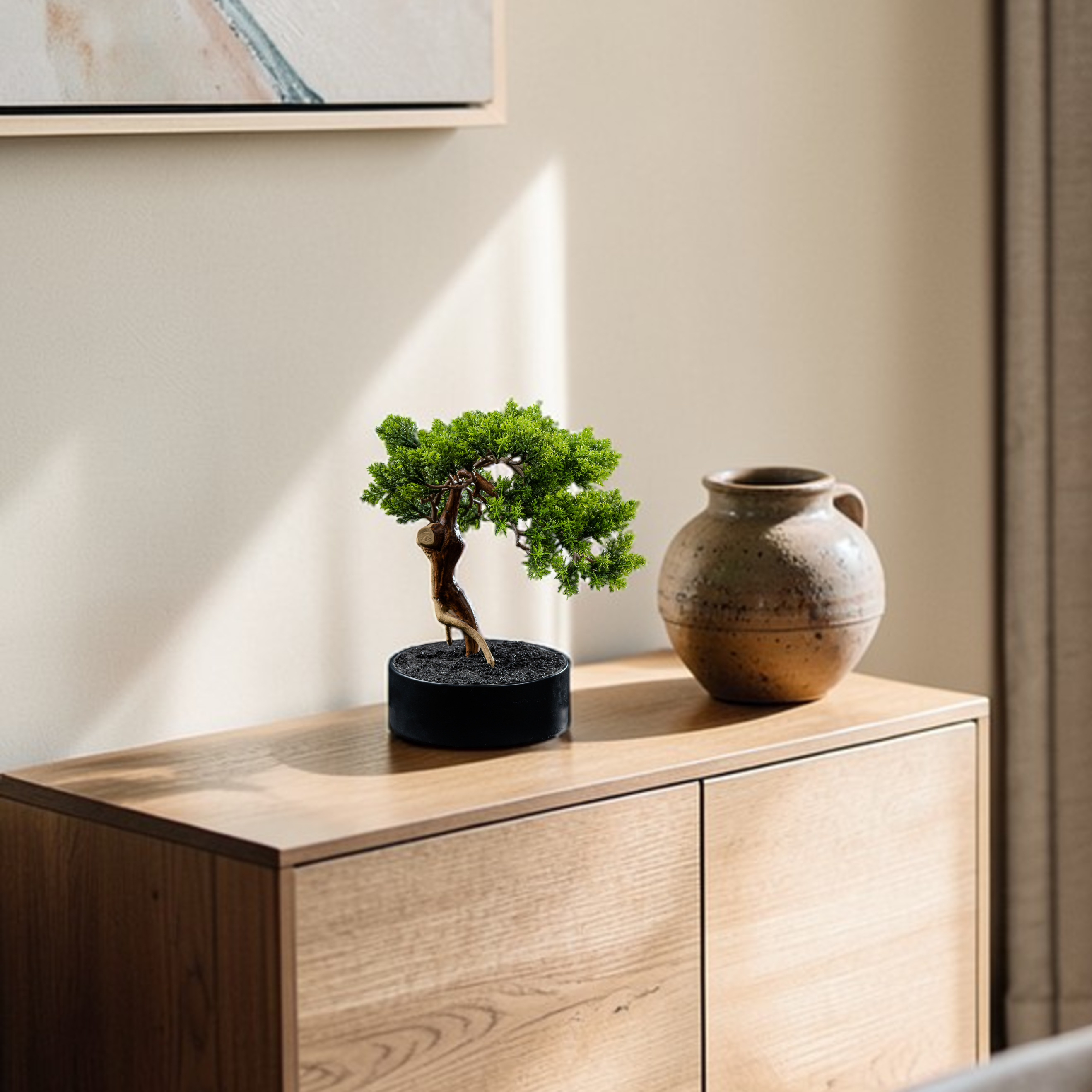 Bonsaï artificiel Thuya 30 cm en mise en scène salon — décoration intérieure réaliste