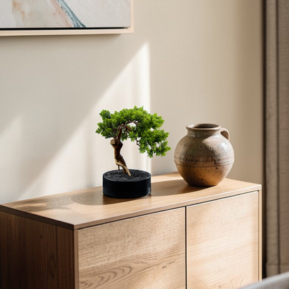 Bonsaï artificiel Thuya 30 cm en mise en scène salon — décoration intérieure réaliste