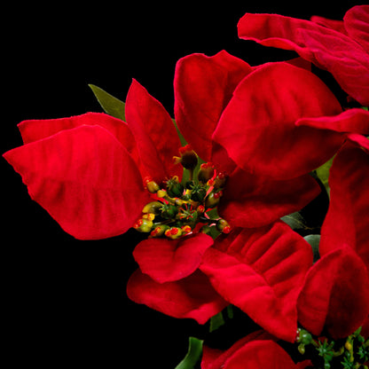 Bouquet d’étoiles de Noël artificielles rouges 30 cm, détail d’une fleur rouge et de son cœur