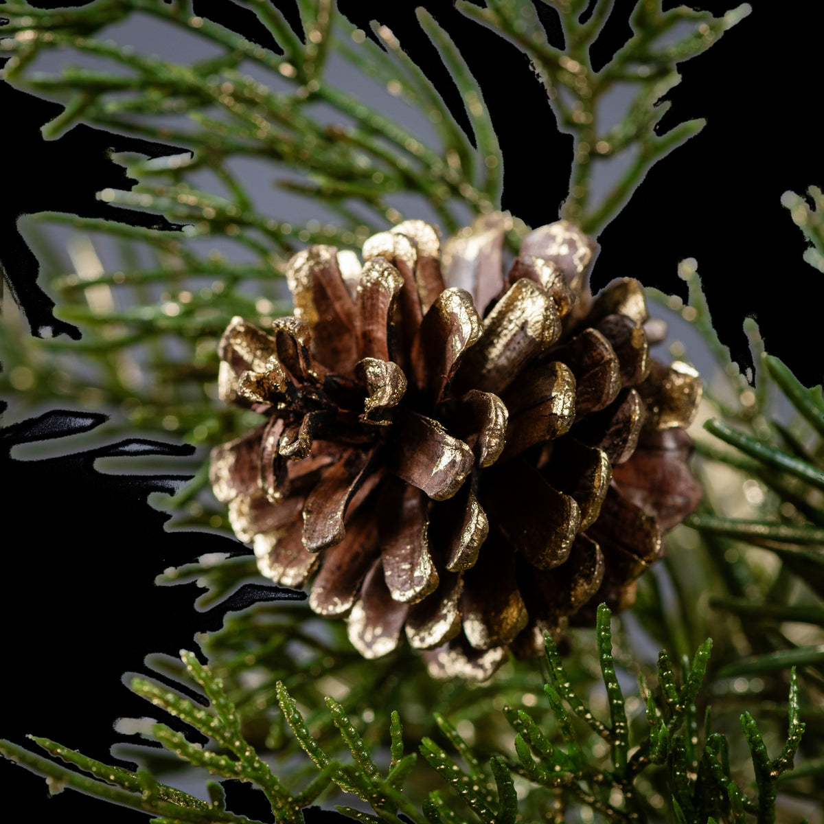 Bouquet de sapin artificiel vert et or 50 cm, gros plan sur une pomme de pin aux pointes dorées