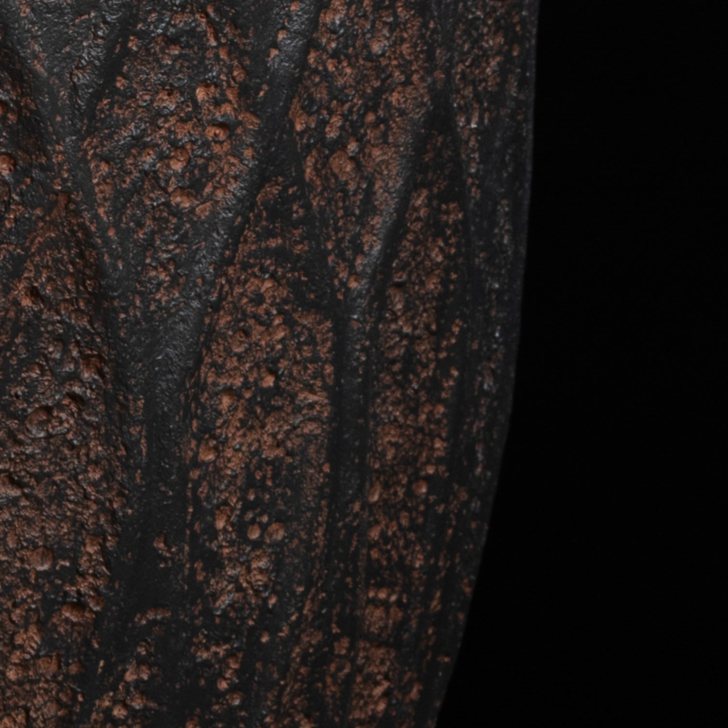 Cache-pot décoratif Haut Antique 38.5 cm — détail feuillage réaliste, design contemporain