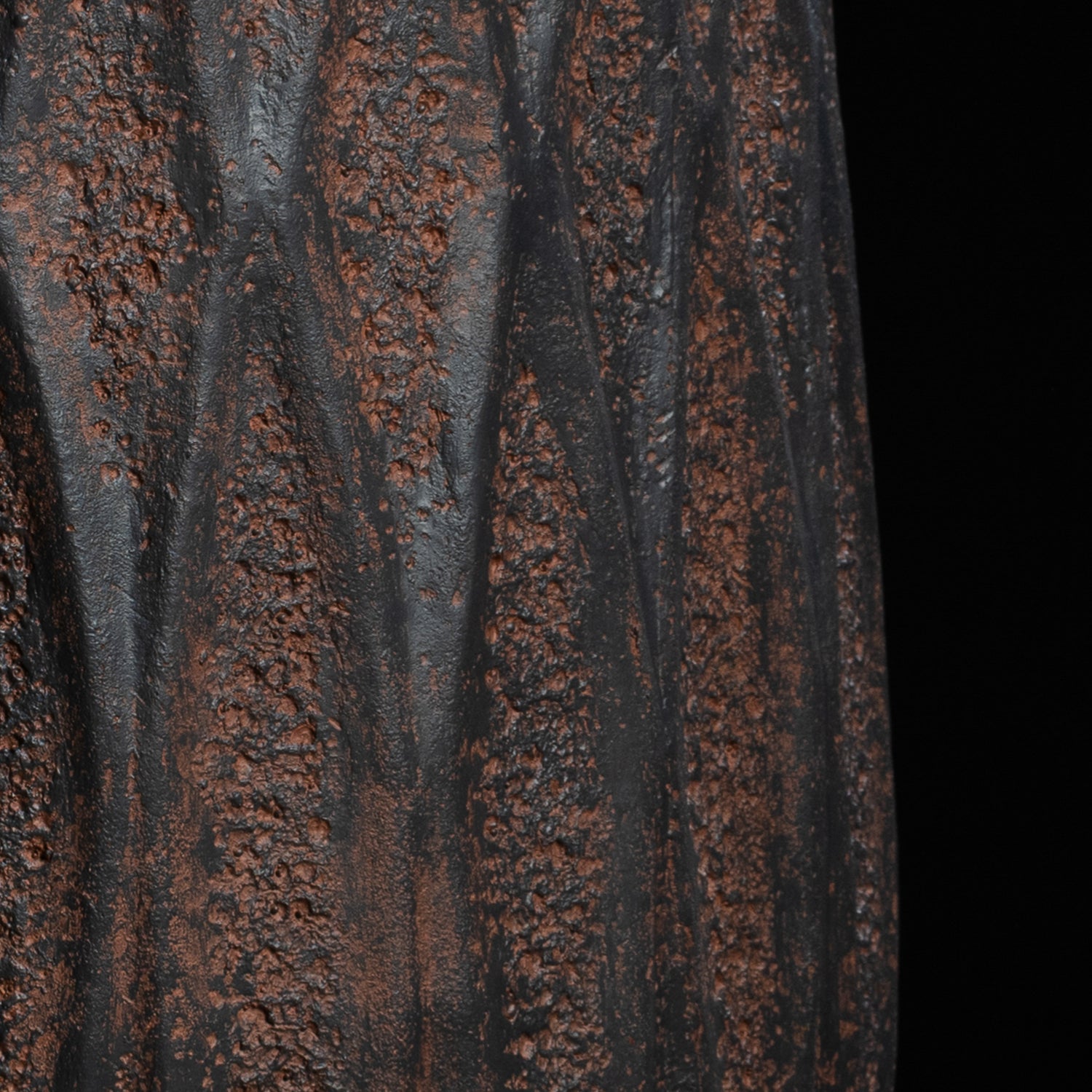 Cache-pot décoratif Haut Antique 60.5 cm — détail feuillage réaliste, design contemporain