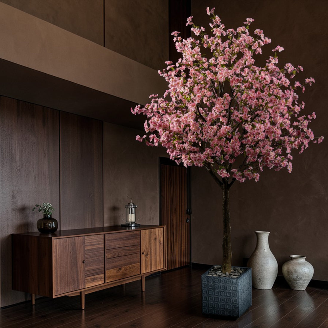 Cerisier du Japon en mise en scène salon — cerisier du Japon artificiel idéal pour décoration intérieure moderne