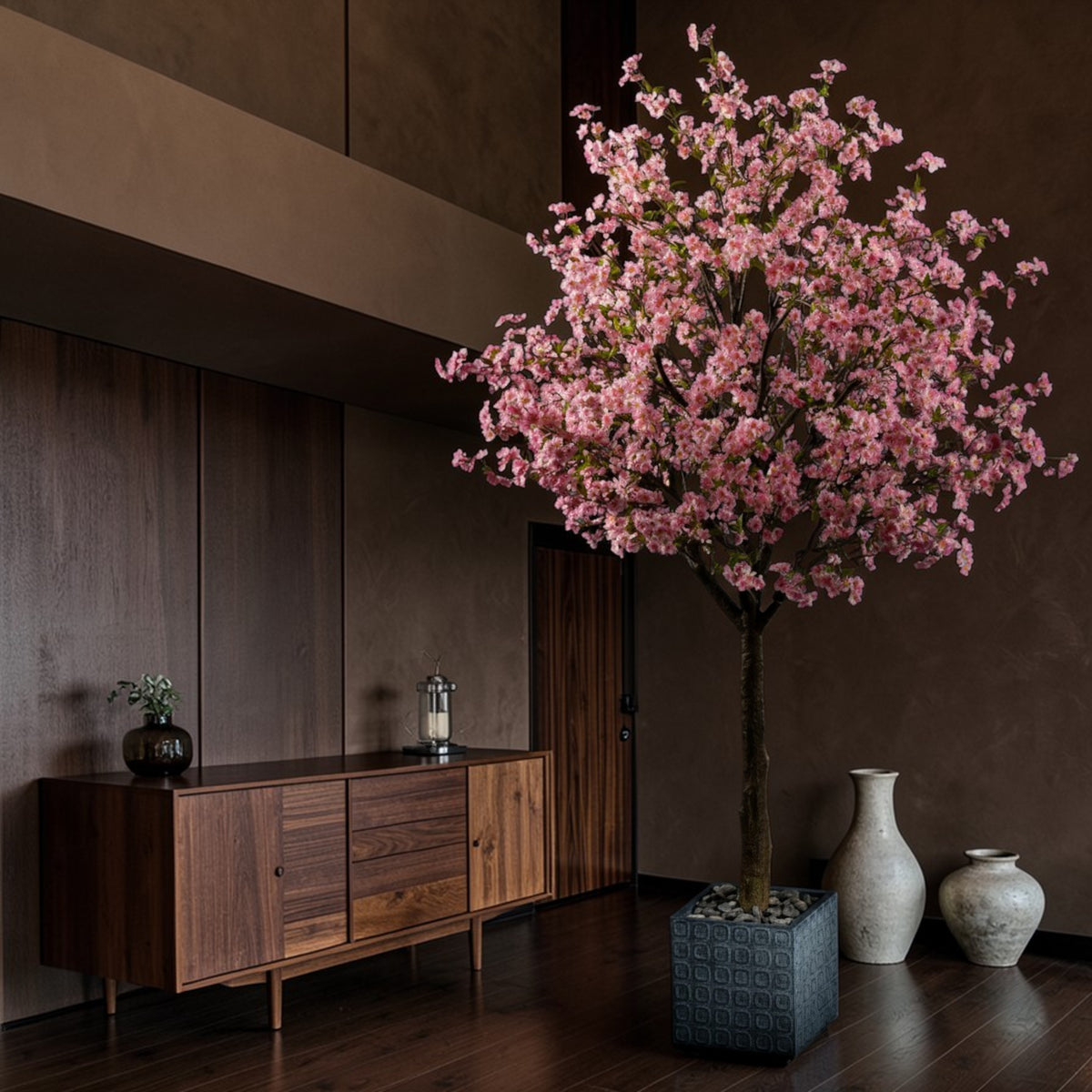 Cerisier du Japon en mise en scène salon — cerisier du Japon artificiel idéal pour décoration intérieure moderne