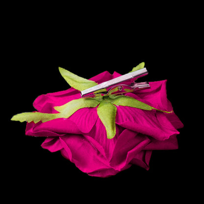 Clip de rose artificielle en velours pourpre 5 cm, revers avec pince métallique et sépales verts