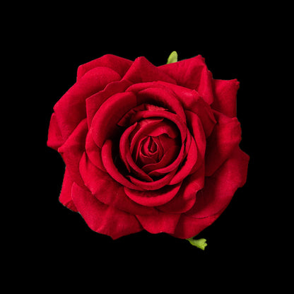 Clip de rose artificielle en velours rouge 5 cm, fleur ouverte vue de face