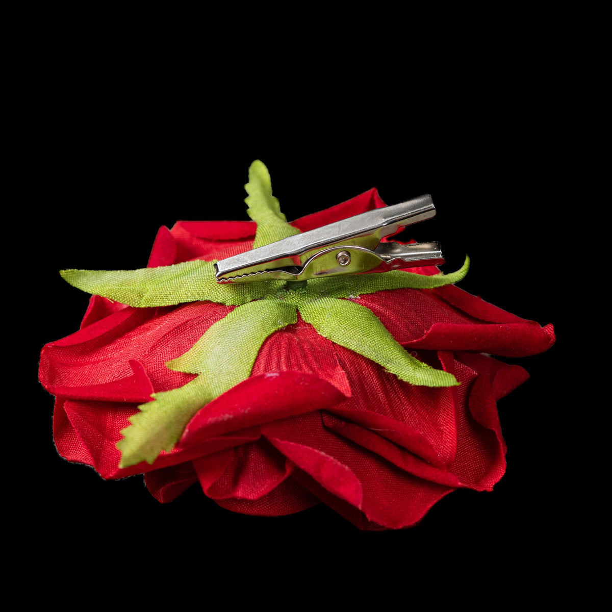 Clip de rose artificielle en velours rouge 5 cm, revers avec pince métallique et feuilles vertes