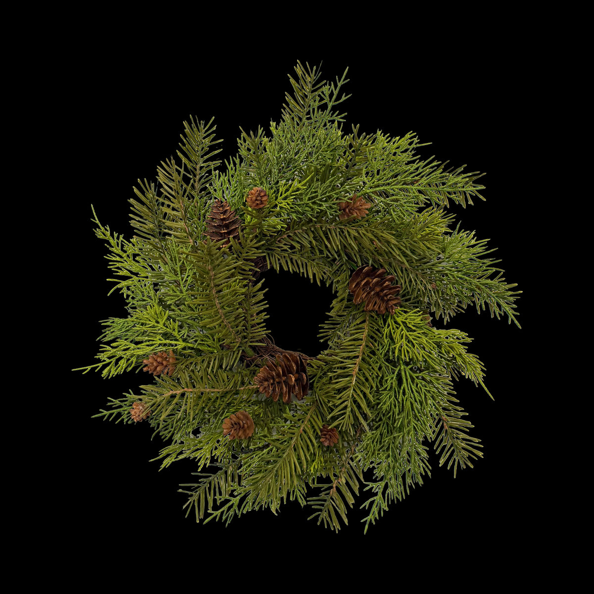 Couronne de Noël en pin naturel 30 cm, aiguilles vertes et petites pommes de pin brunes, vue de face