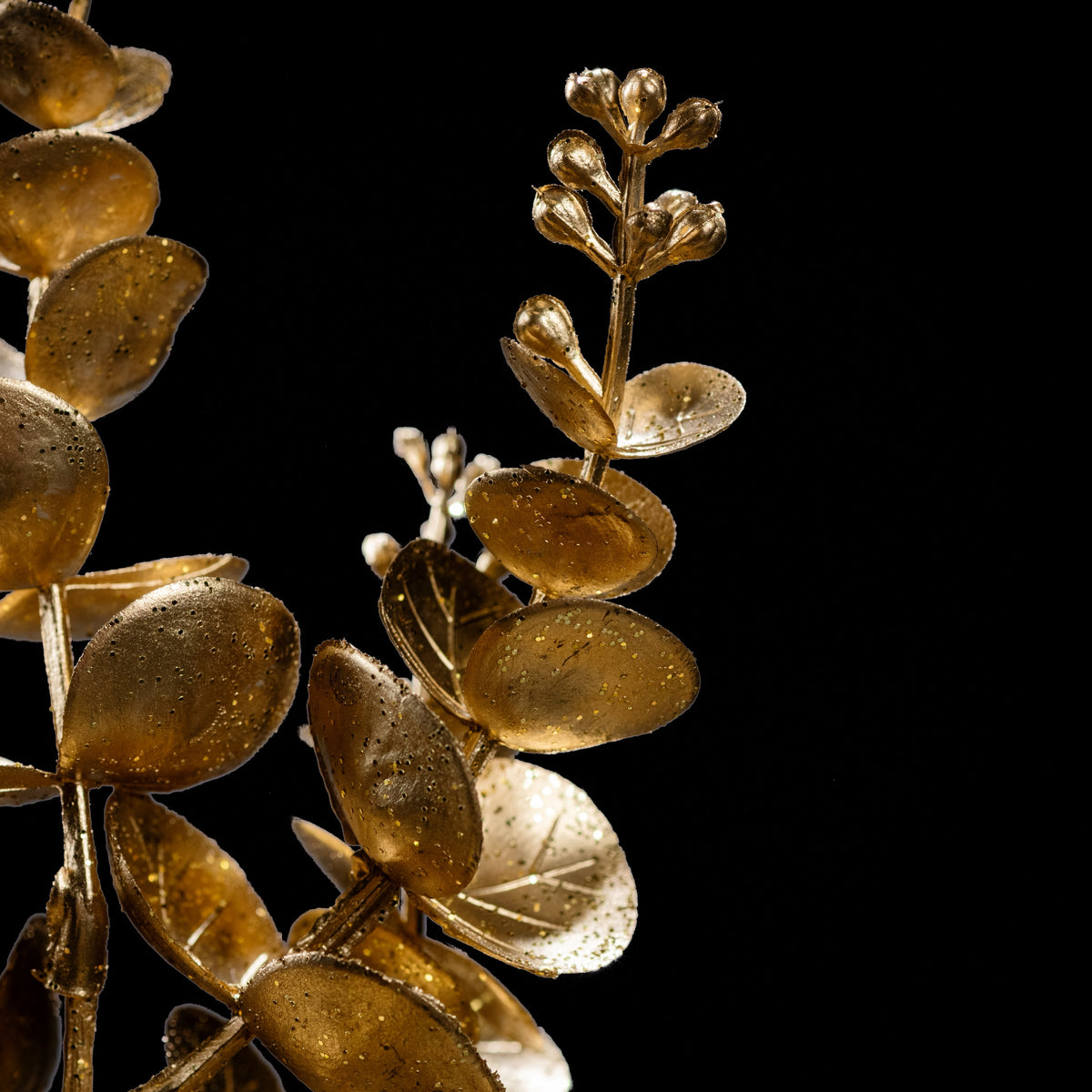 Branche d’eucalyptus artificielle dorée 70 cm, gros plan sur les feuilles pailletées et les boutons
