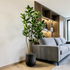 Plante artificielle Ficus Tineke 180 cm en mise en scène salon — décoration intérieure réaliste
