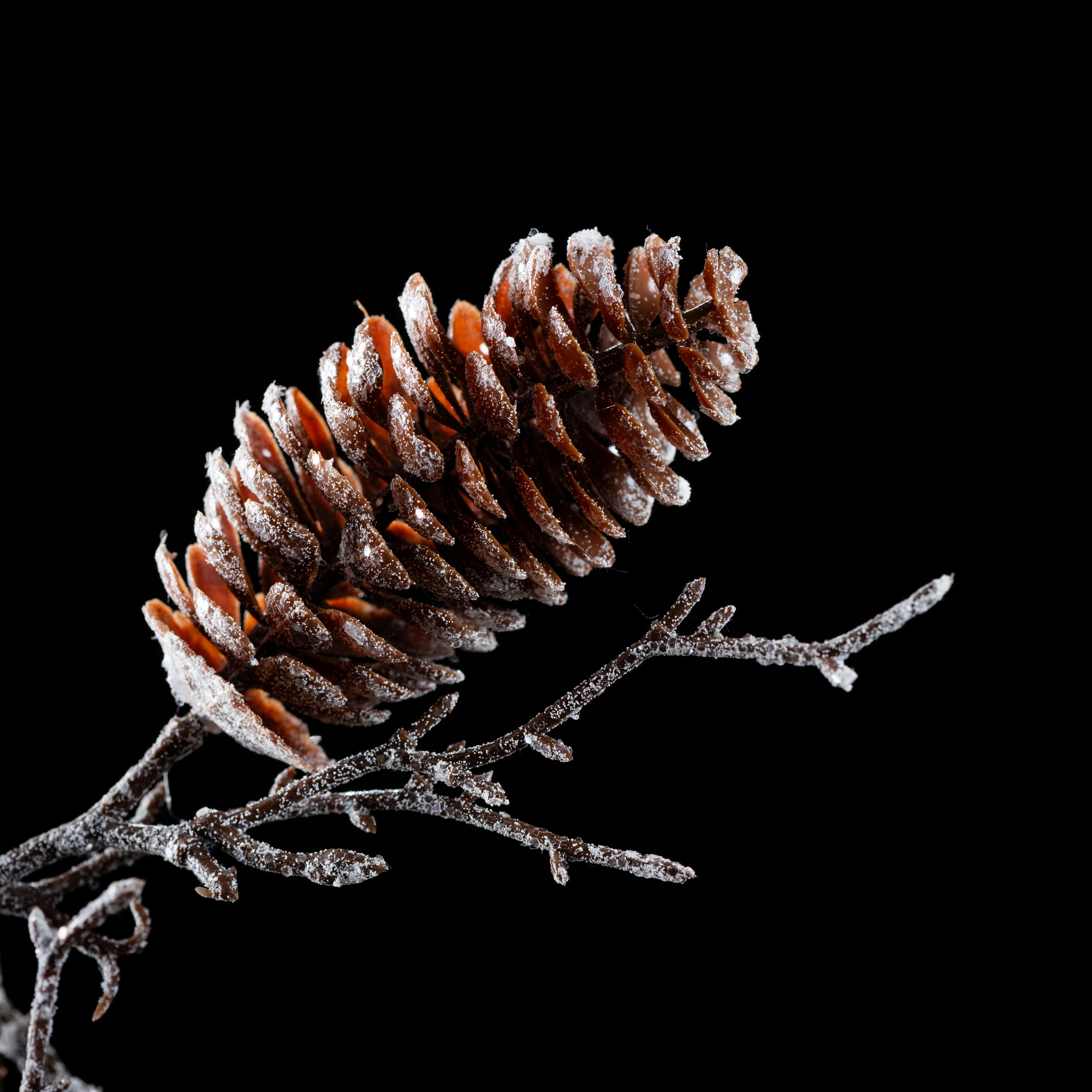 Guirlande de pommes de pin artificielle Natura 150 cm — détail feuillage réaliste, sans entretien