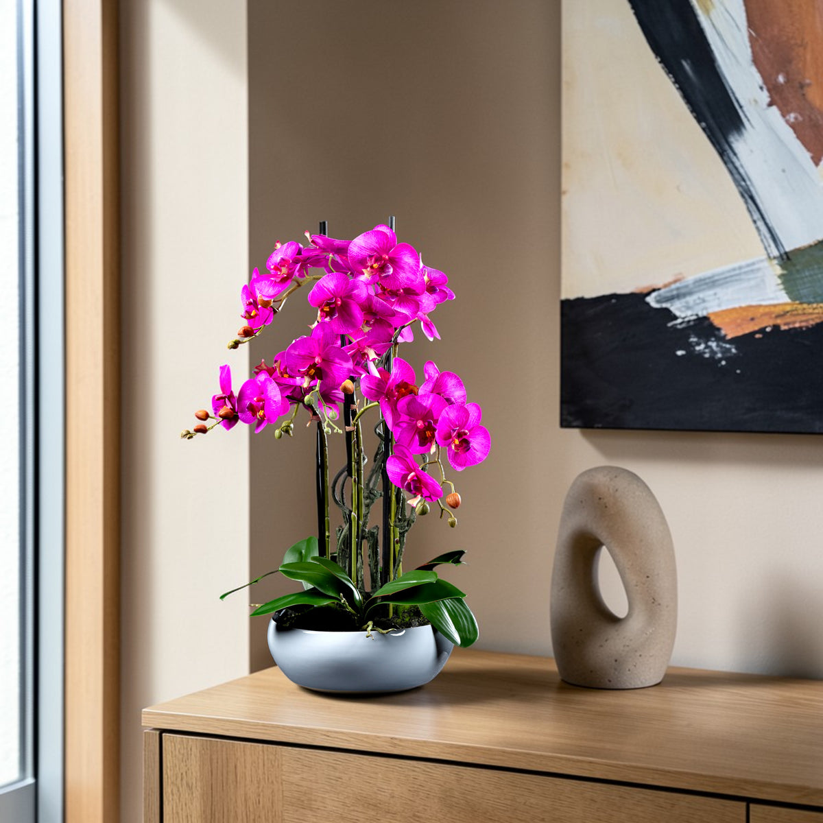 Orchidée artificielle 74 cm en mise en scène salon — décoration intérieure réaliste