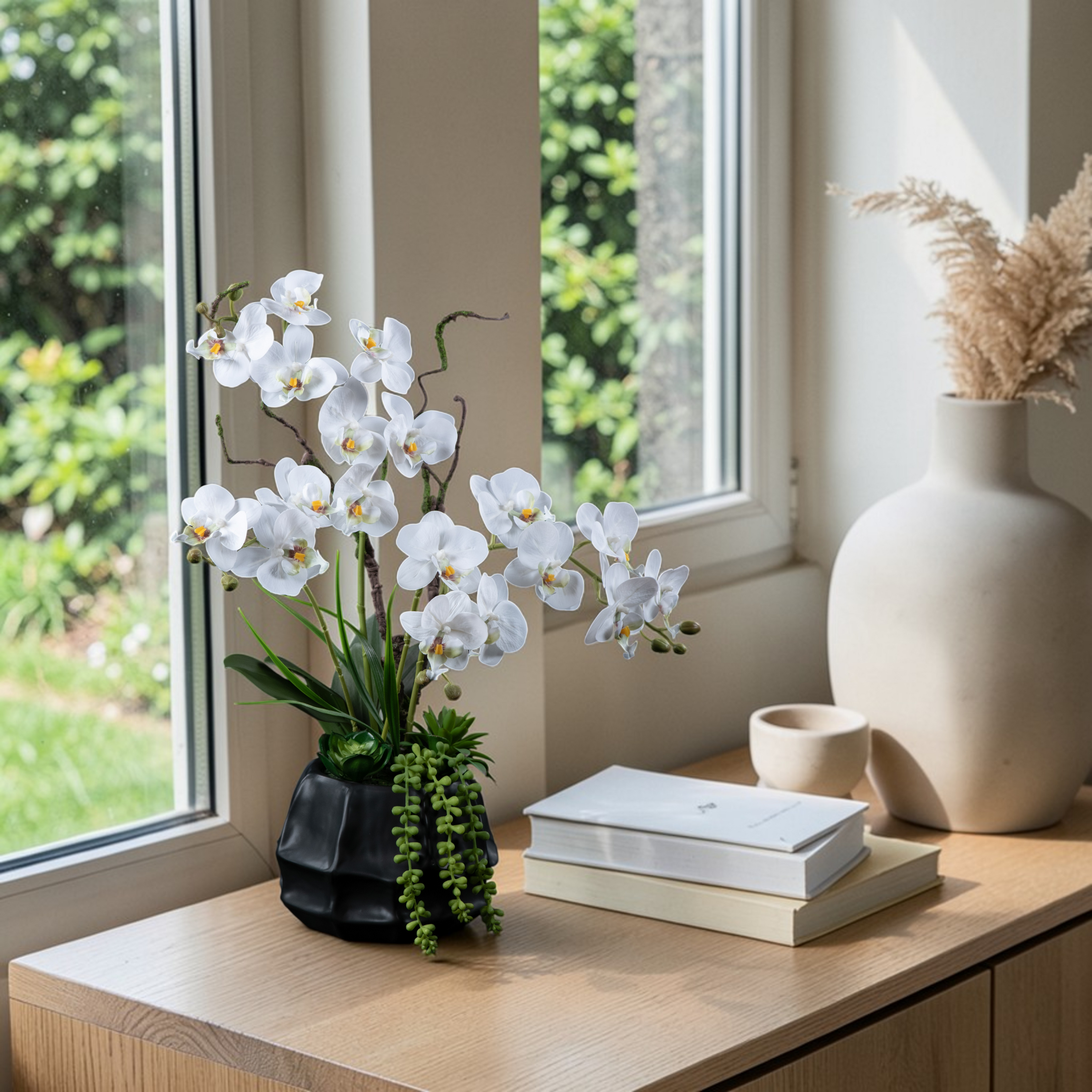Orchidée artificielle Phalaénopsis Amabilis 57 cm en mise en scène salon — décoration intérieure réaliste
