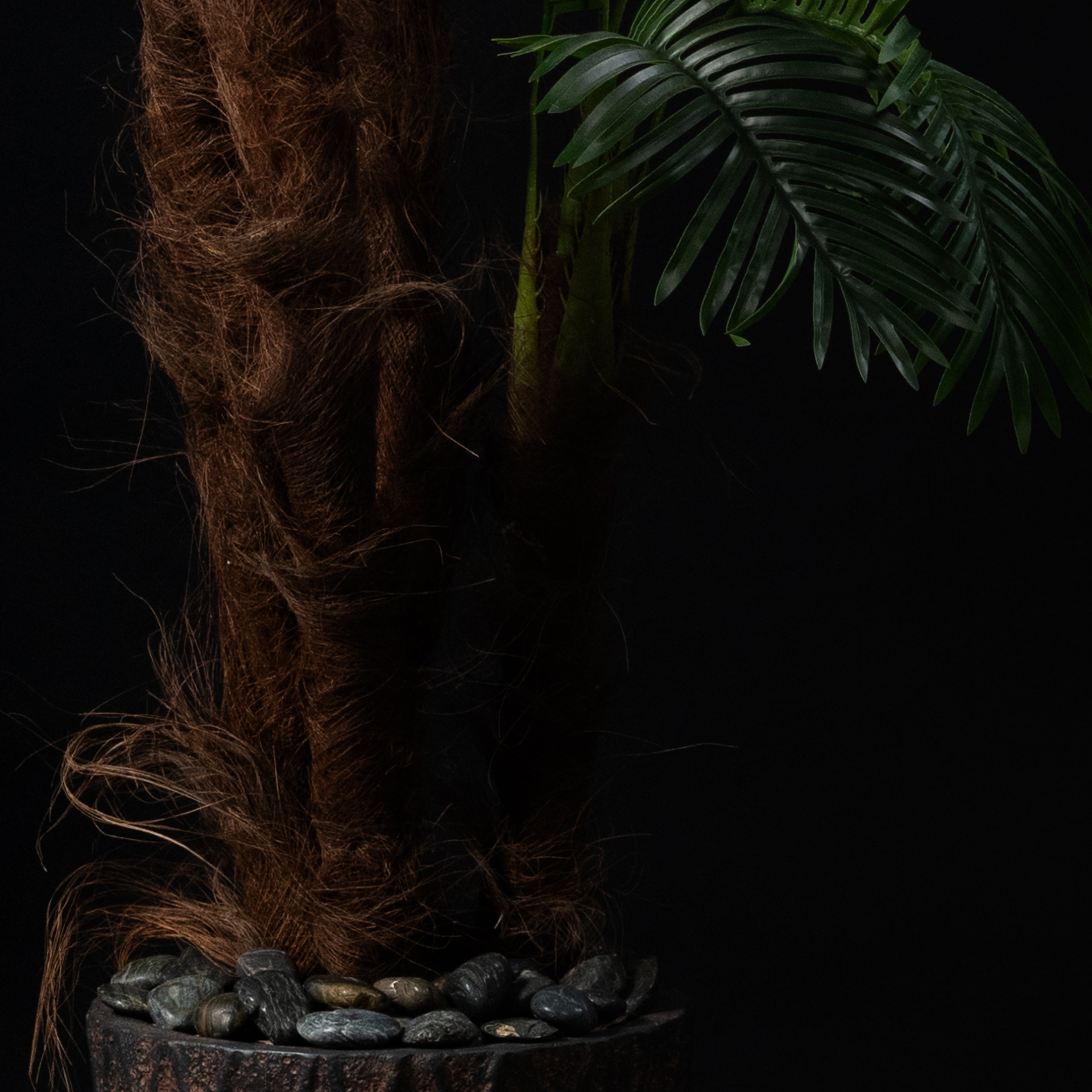 Palmier artificiel Coco 4 troncs 240 cm — détail feuillage réaliste, sans entretien