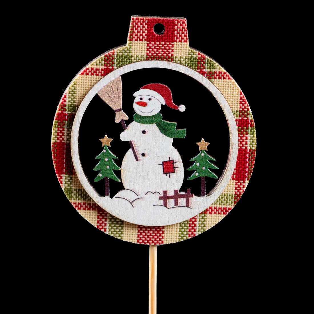 Pic de Noël en bois boule à carreaux 7 cm, bonhomme de neige au balai entre deux sapins
