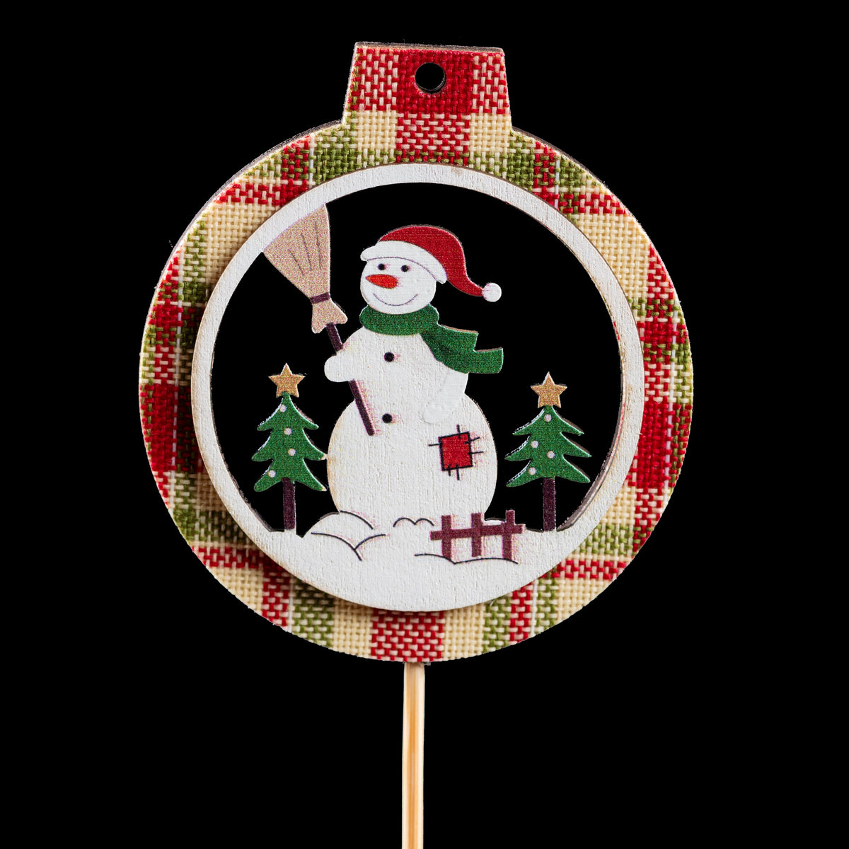 Pic de Noël en bois boule à carreaux 7 cm, bonhomme de neige au balai entre deux sapins
