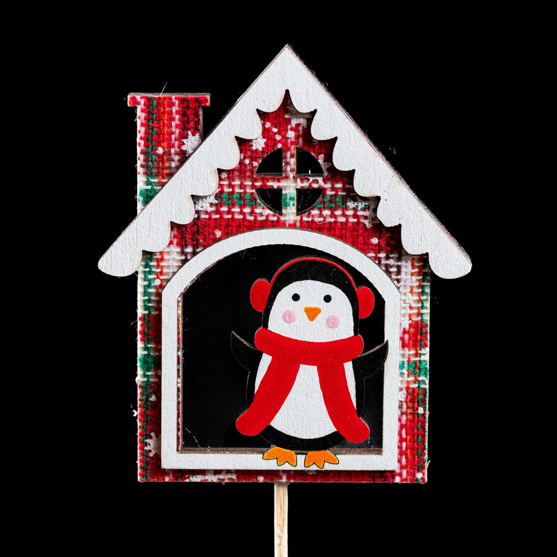 Pic de Noël en bois chalet à carreaux 7 cm, pingouin à écharpe rouge à la fenêtre