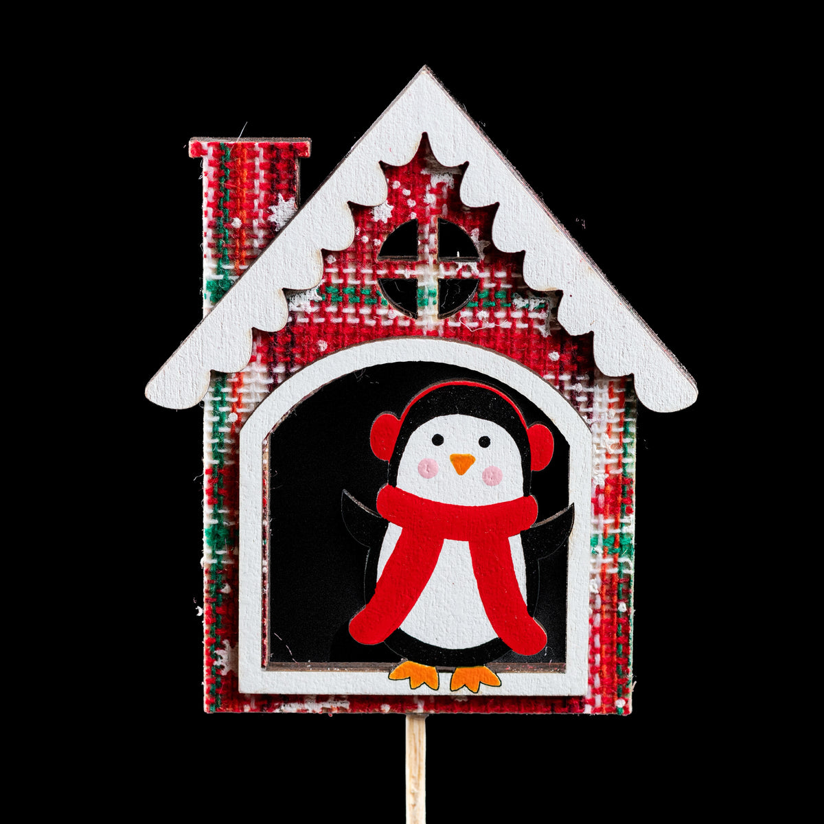 Pic de Noël en bois chalet à carreaux 7 cm, pingouin à écharpe rouge à la fenêtre