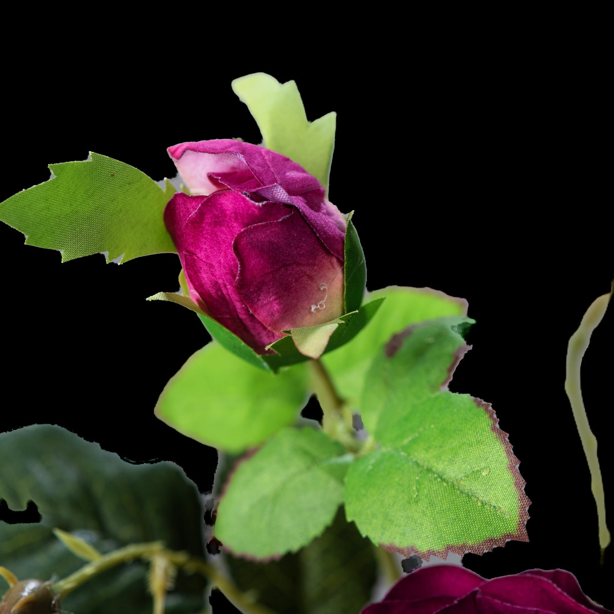 Rose artificielle en velours pourpre 78 cm, détail du bouton et des jeunes feuilles