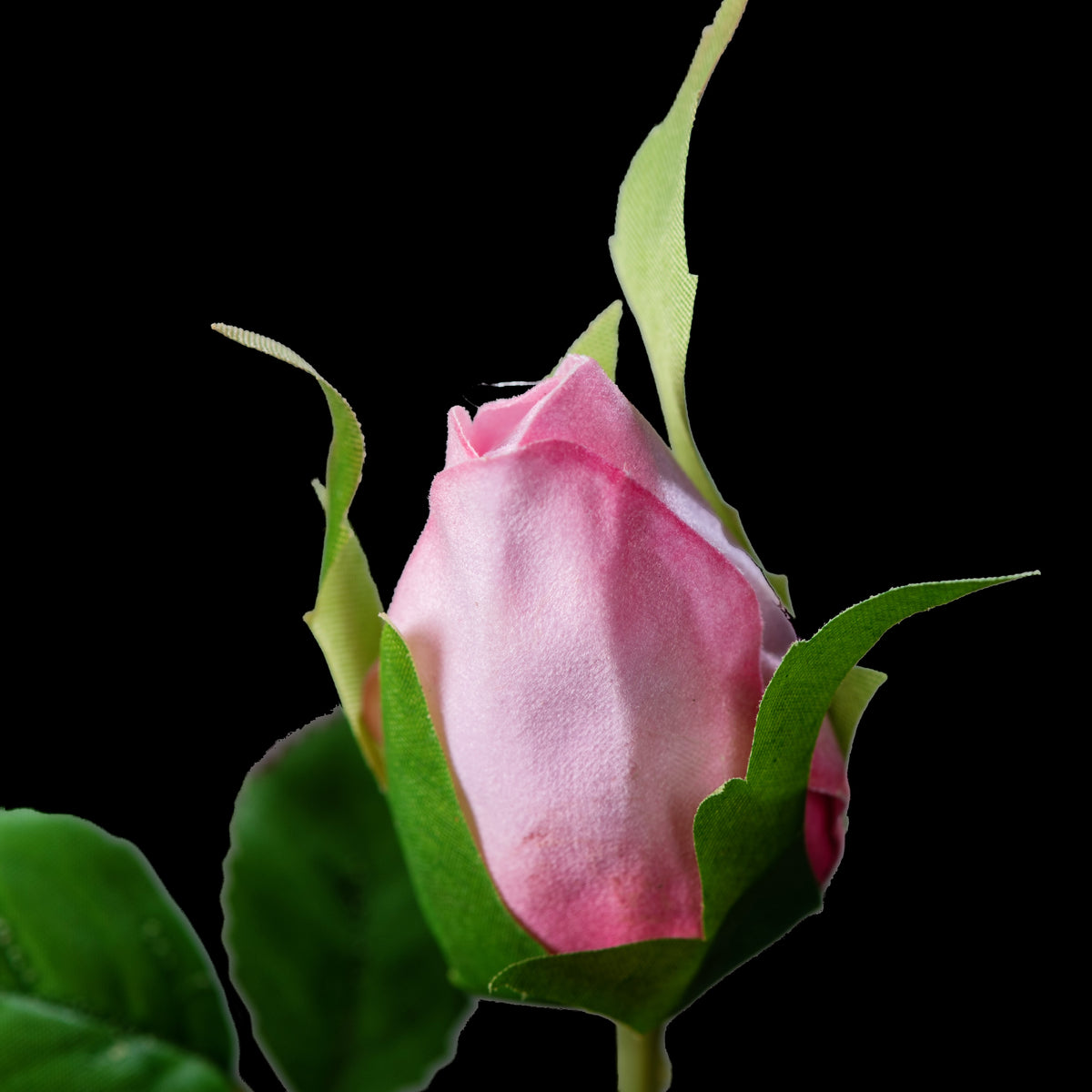 Rose artificielle en velours rose 78 cm, détail du bouton rose pâle entre ses sépales