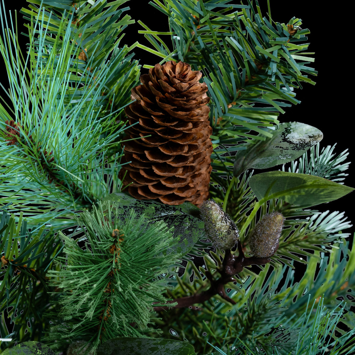 Branche de sapin artificielle 60 cm, gros plan sur une pomme de pin et les bourgeons givrés